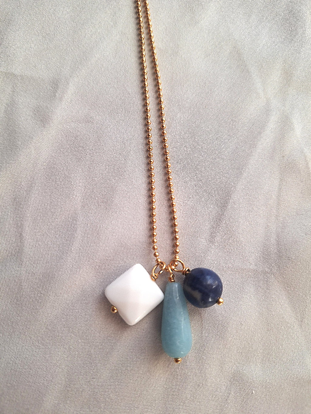 Collana a pallini - quarzo azzurro, agata bianca e lapislazzuli