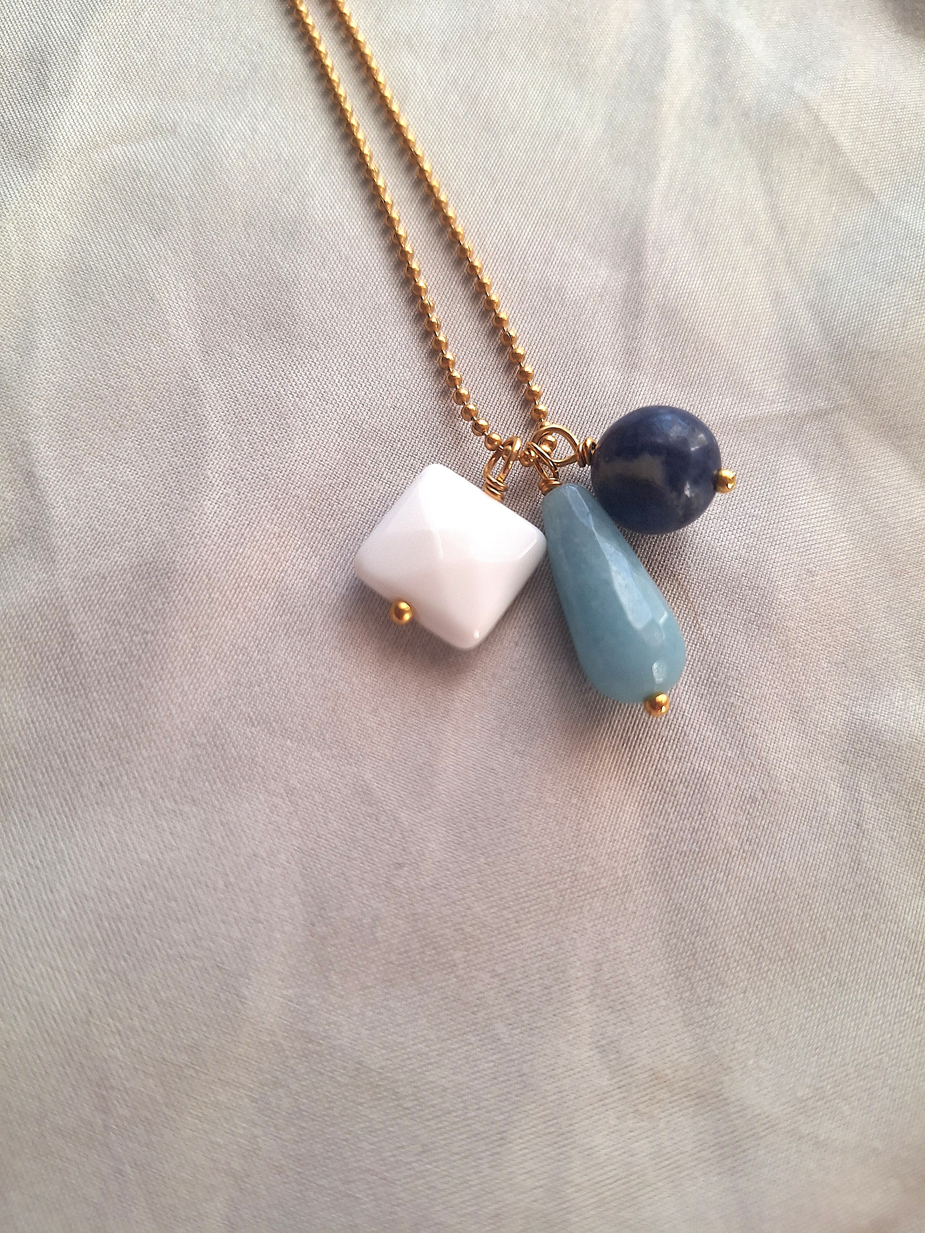 Collana a pallini - quarzo azzurro, agata bianca e lapislazzuli
