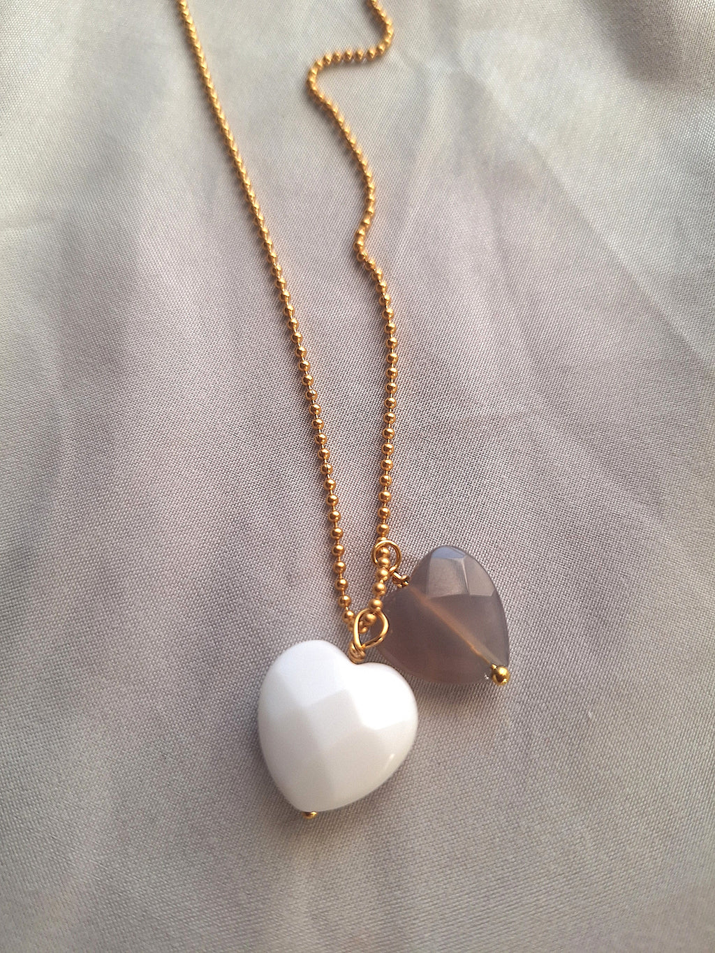 Collana a pallini - cuoricino agata bianca e agata grigia