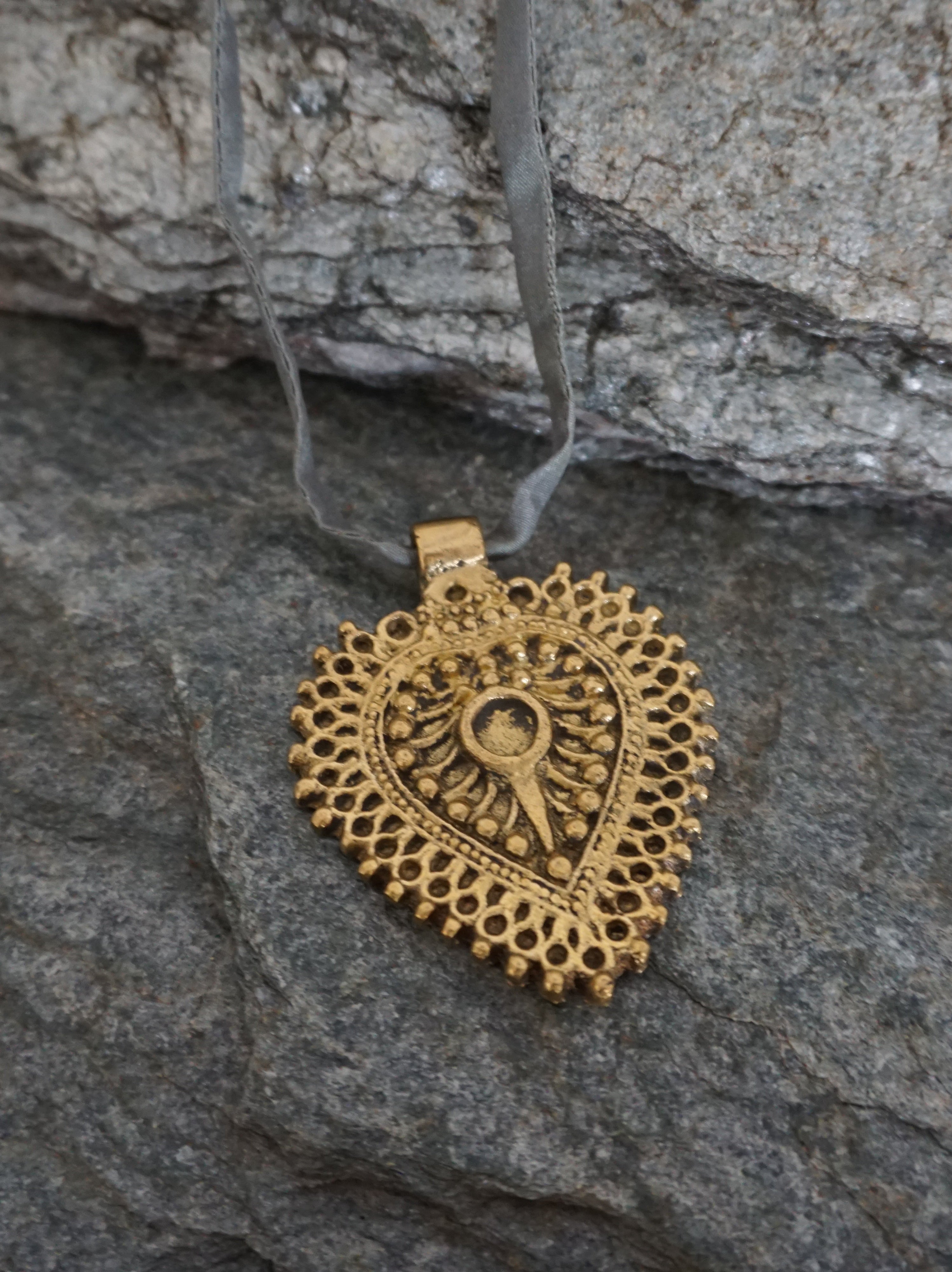 Collana MARRAKECH - ciondolo cuore del deserto e seta