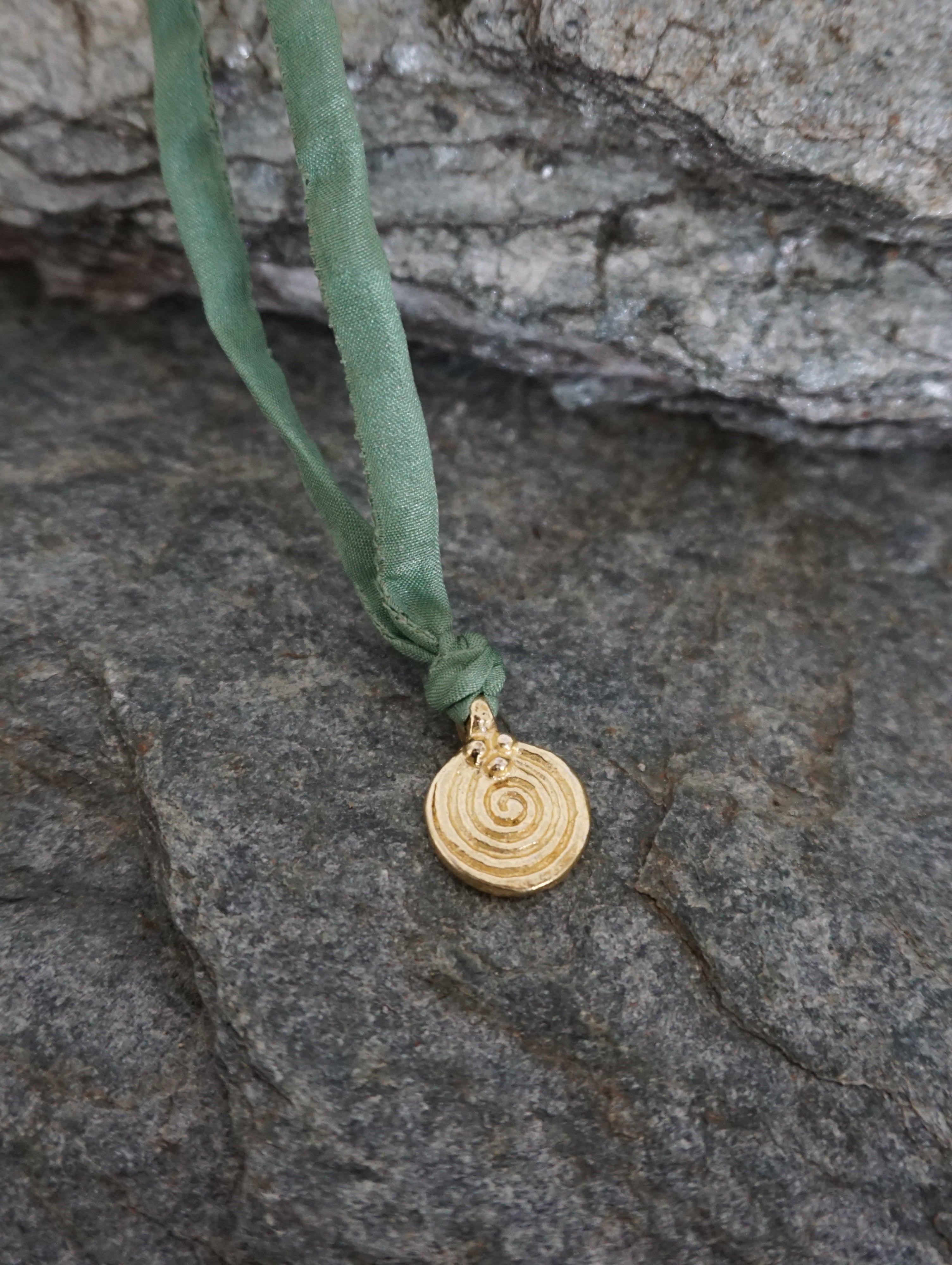 Collana MARRAKECH - ciondolo a spirale e seta