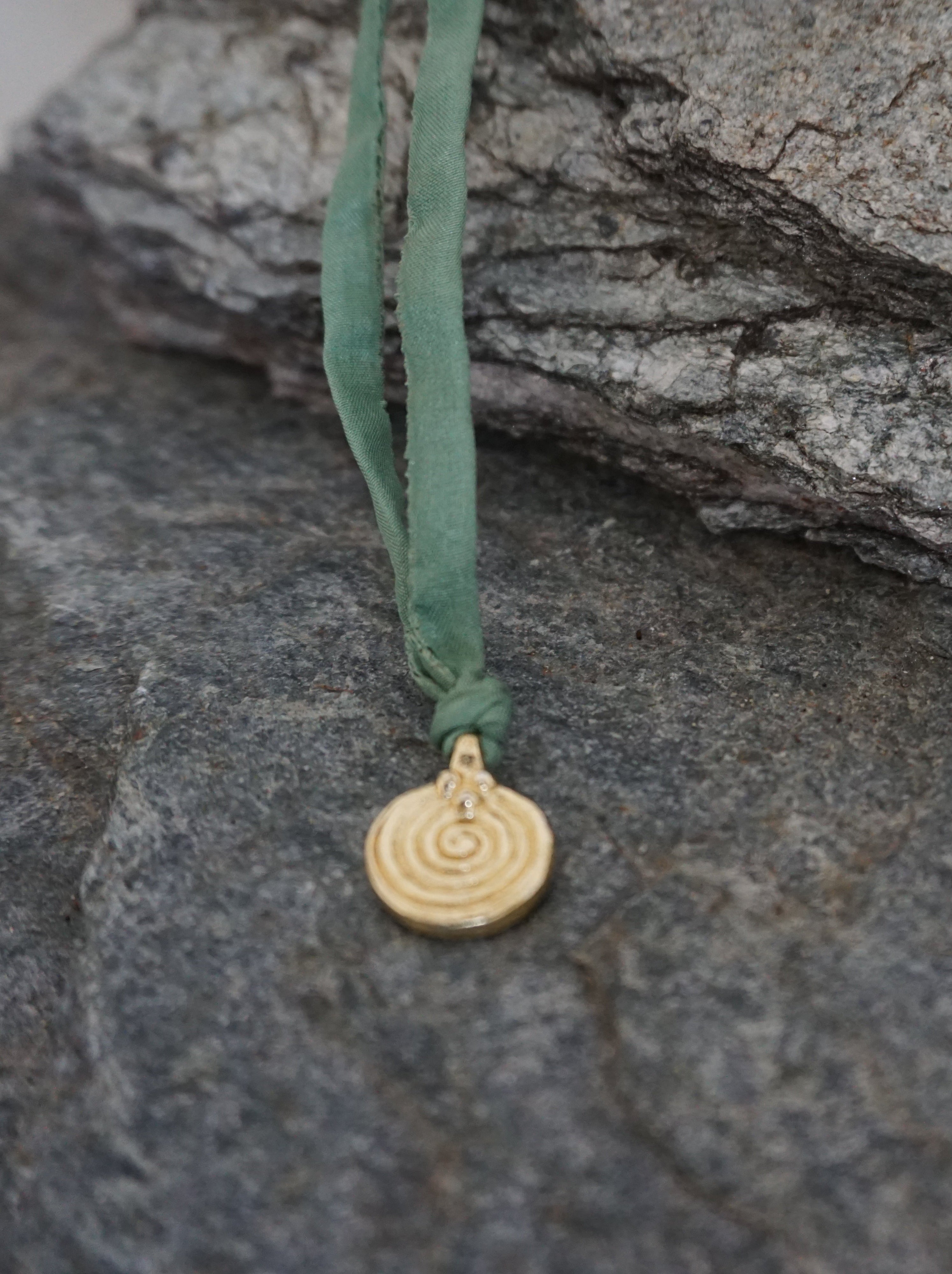 Collana MARRAKECH - ciondolo a spirale e seta