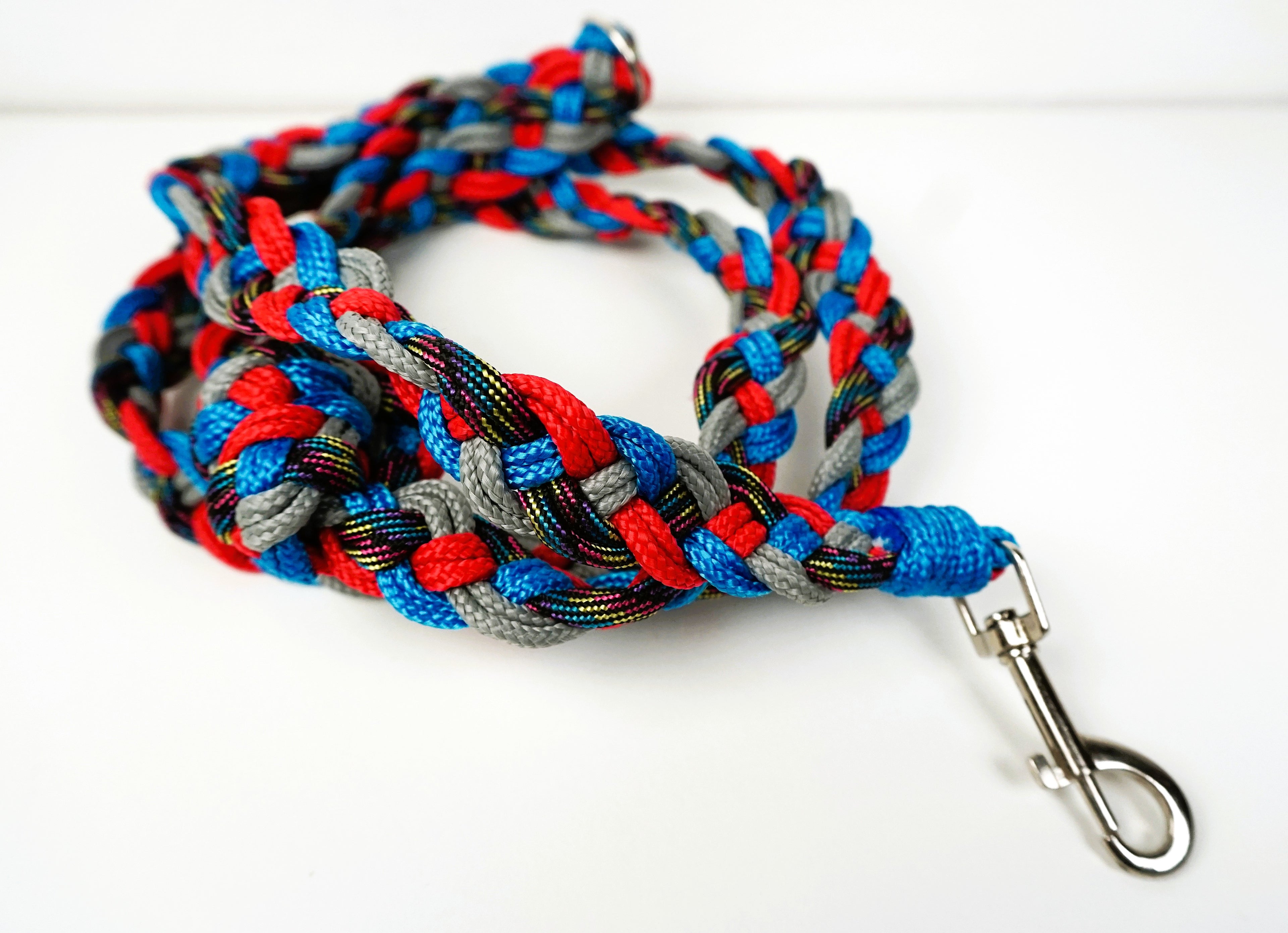 Guinzaglio per amici a 4 zampe taglia medio/piccola - grigio, azzurro, rosso e nero