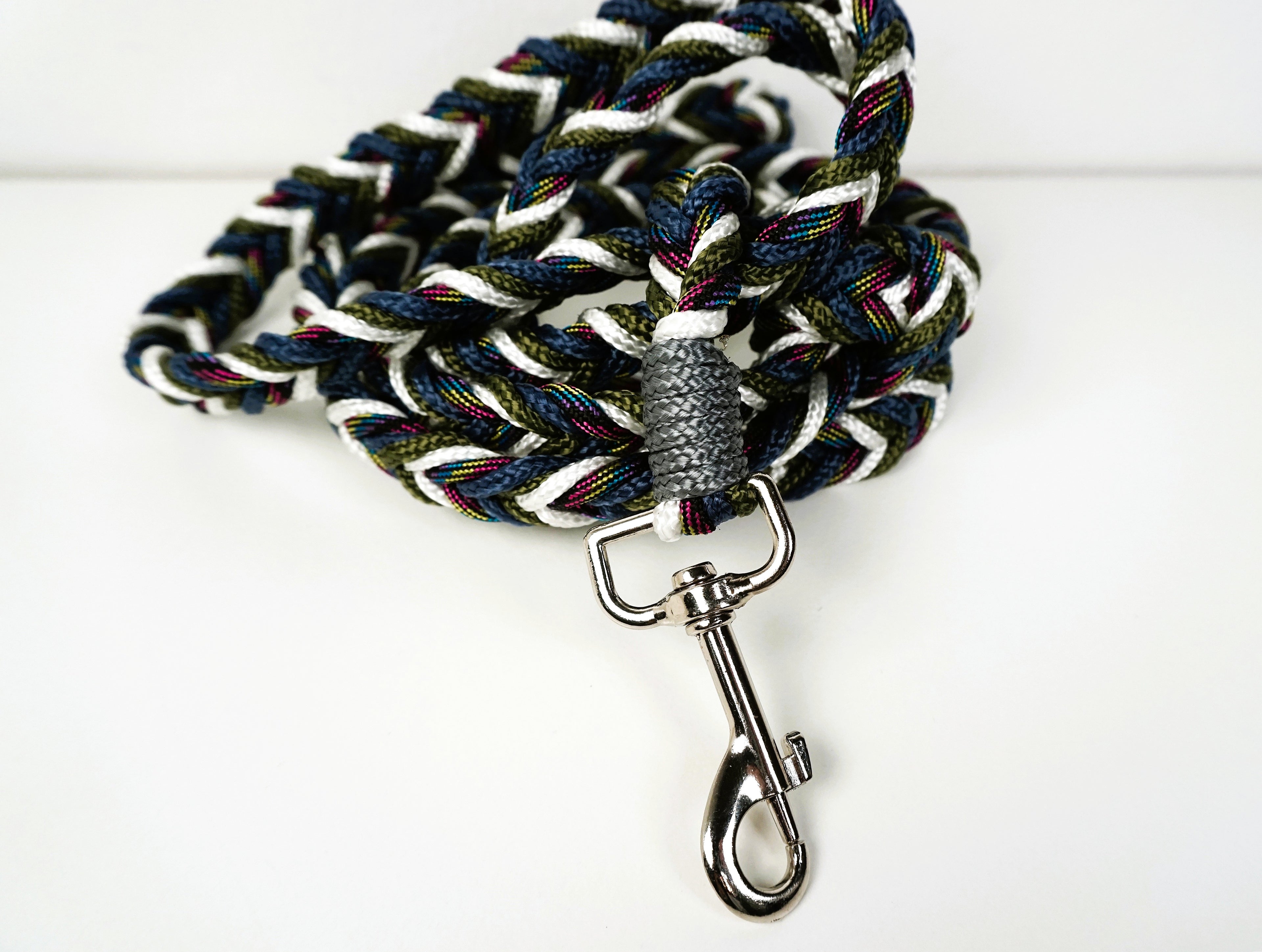 Guinzaglio per amici a 4 zampe taglia medio/grande - verde, blu, nero e bianco