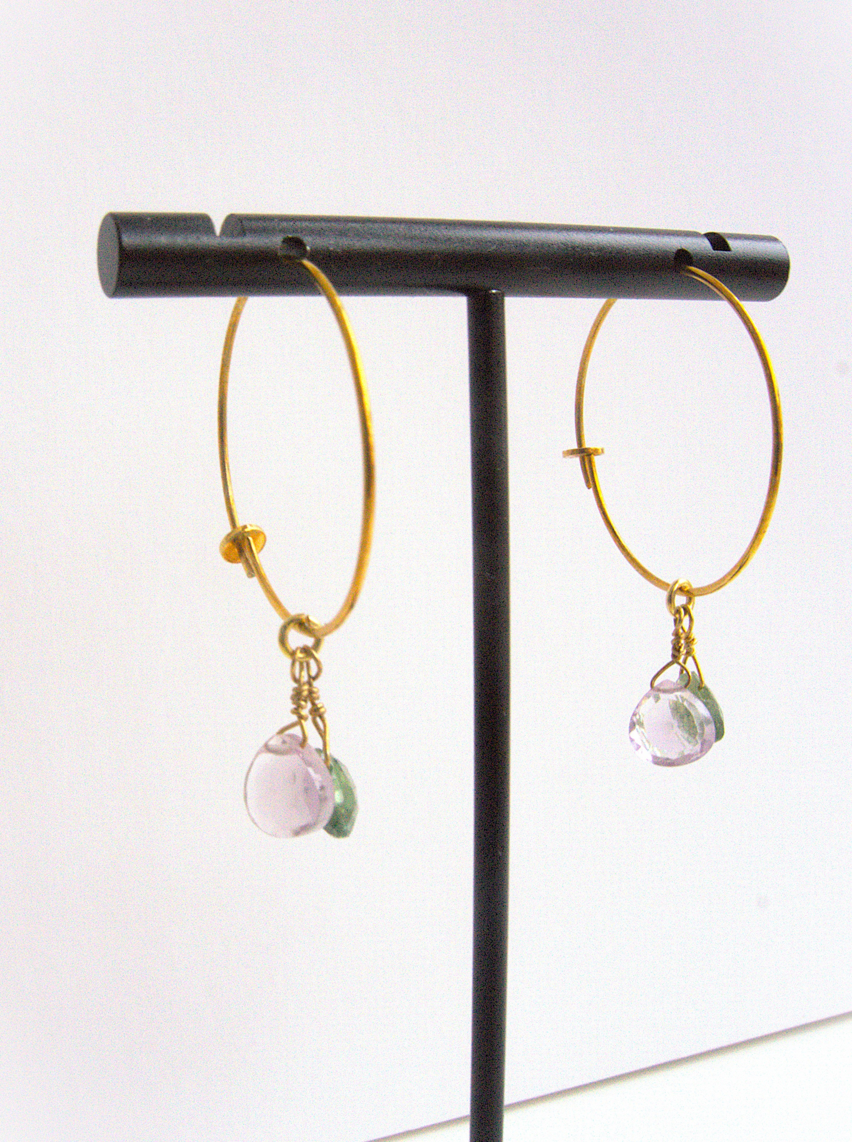 Orecchini a cerchio con pietre a goccia