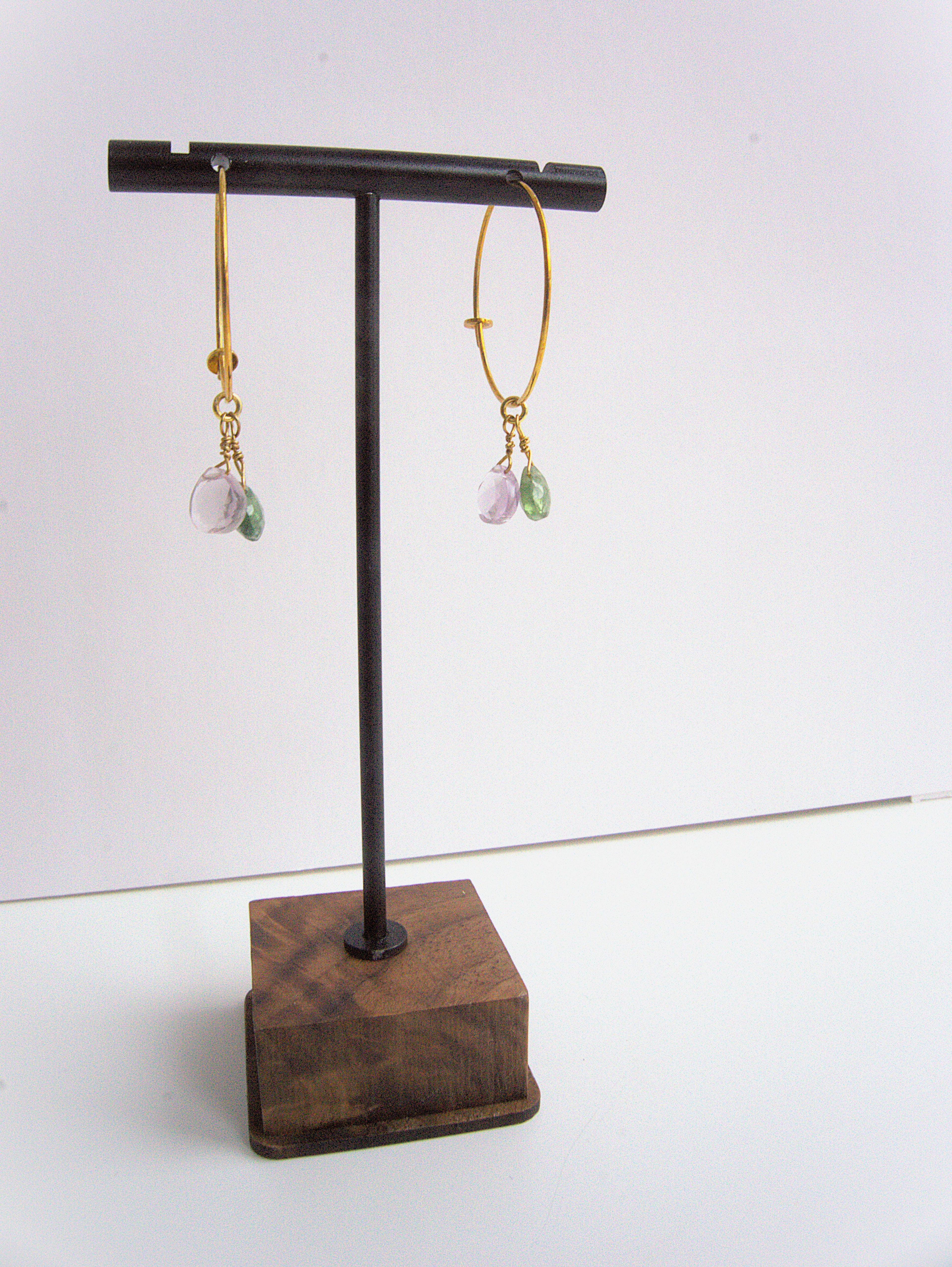 Orecchini a cerchio con pietre a goccia