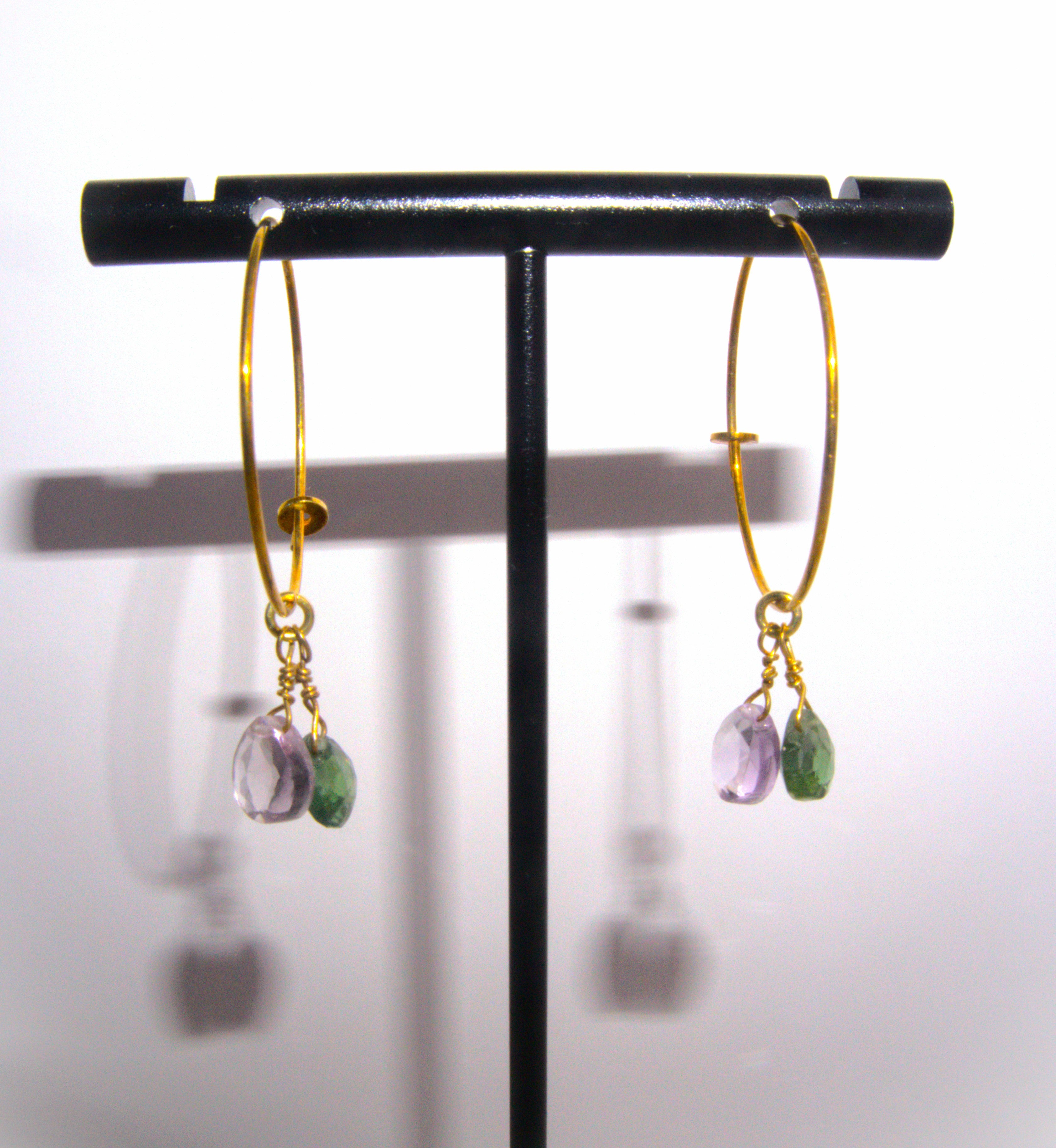 Orecchini a cerchio con pietre a goccia