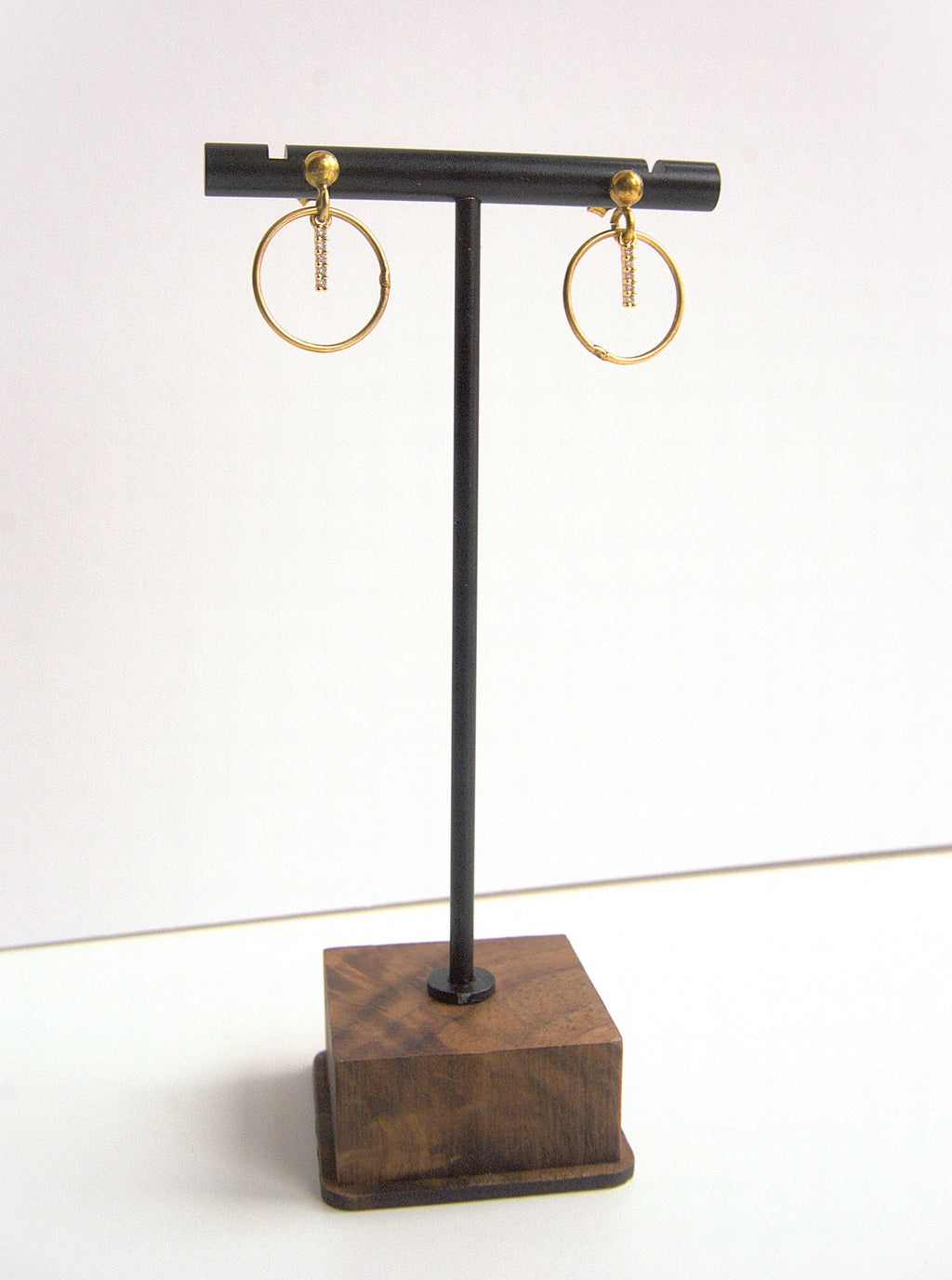 Orecchini a loro - cerchio e zirconi trasparenti