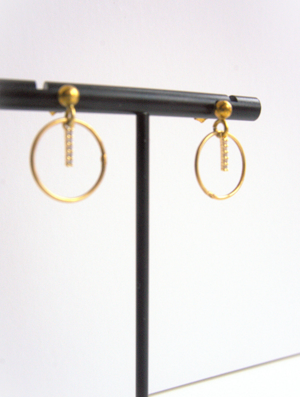 Orecchini a loro - cerchio e zirconi trasparenti