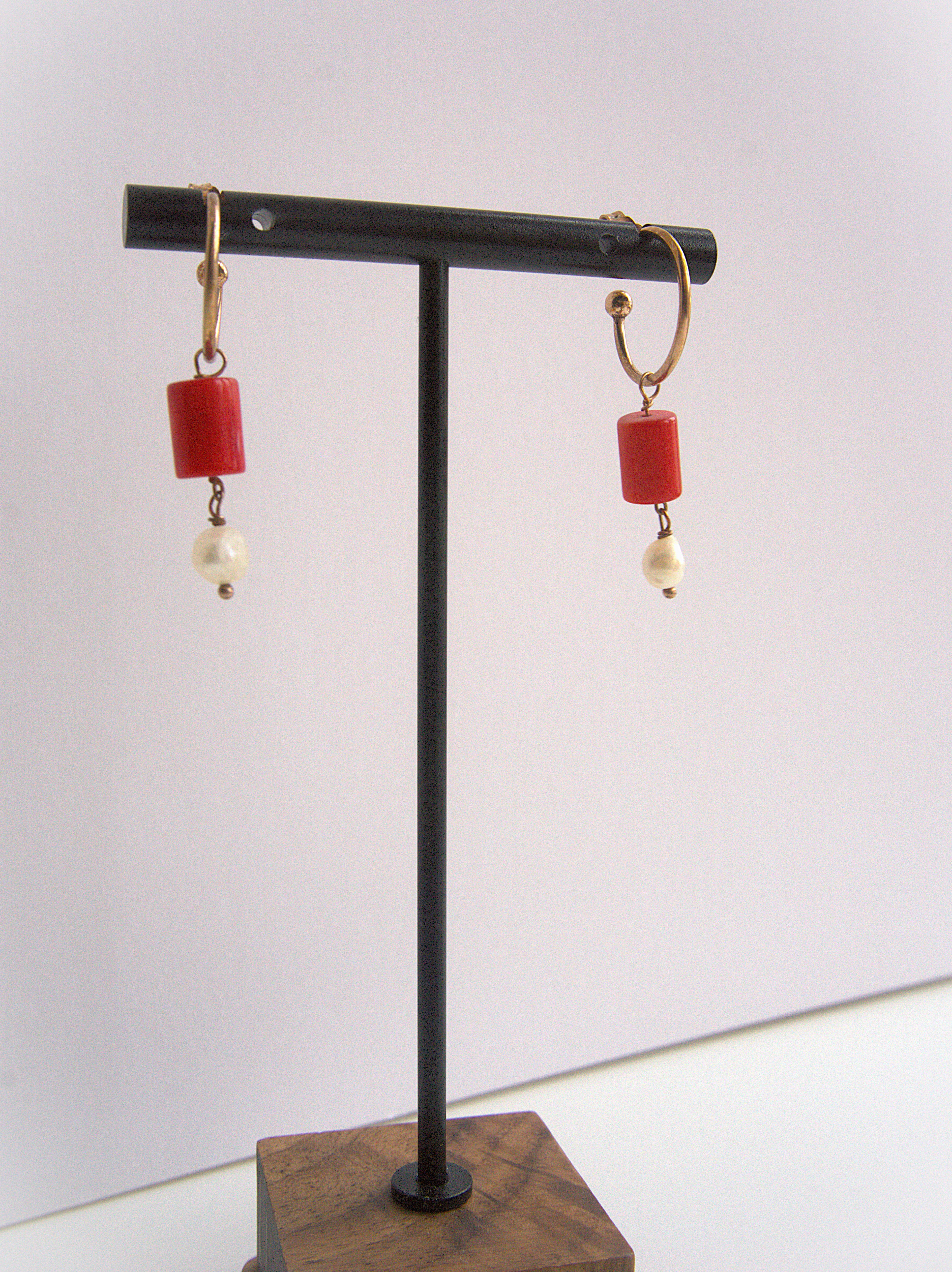 Orecchini cerchietto e due pietre - corallo e perla di fiume