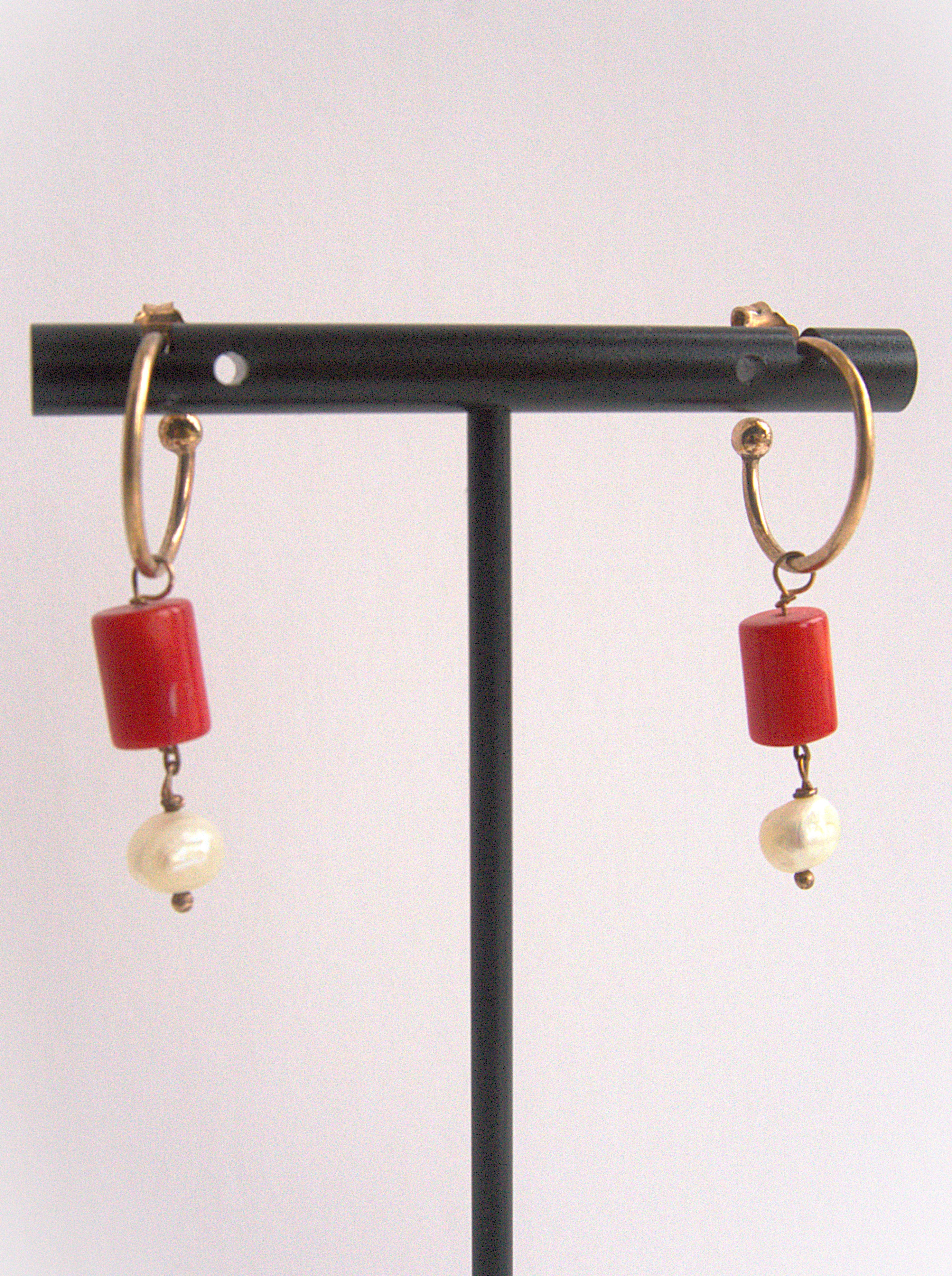 Orecchini cerchietto e due pietre - corallo e perla di fiume