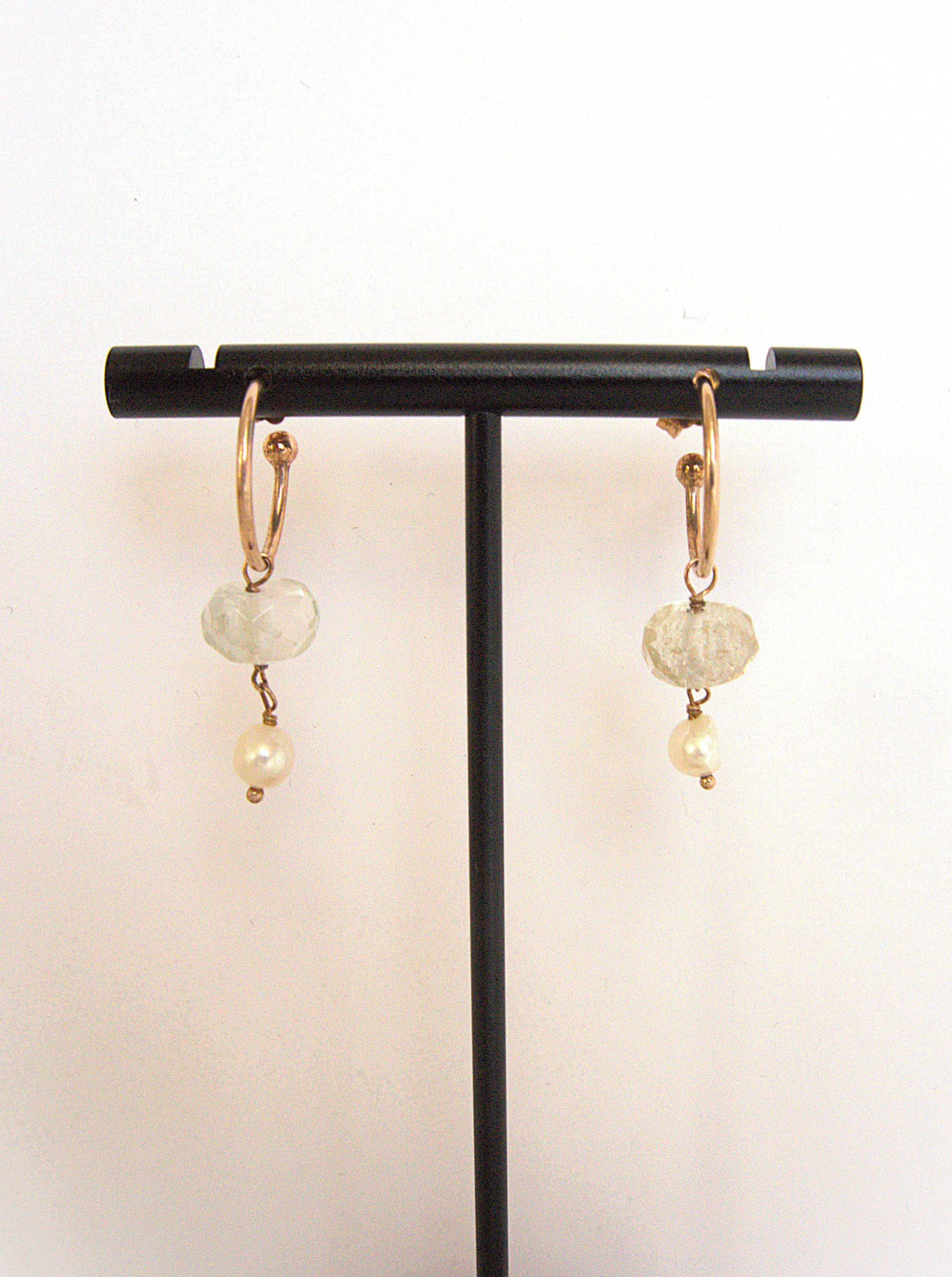 Orecchini cerchietto e due pietre - quarzo e perla di fiume