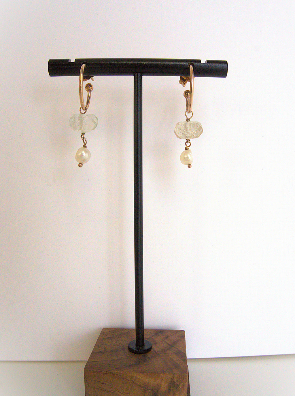 Orecchini cerchietto e due pietre - quarzo e perla di fiume