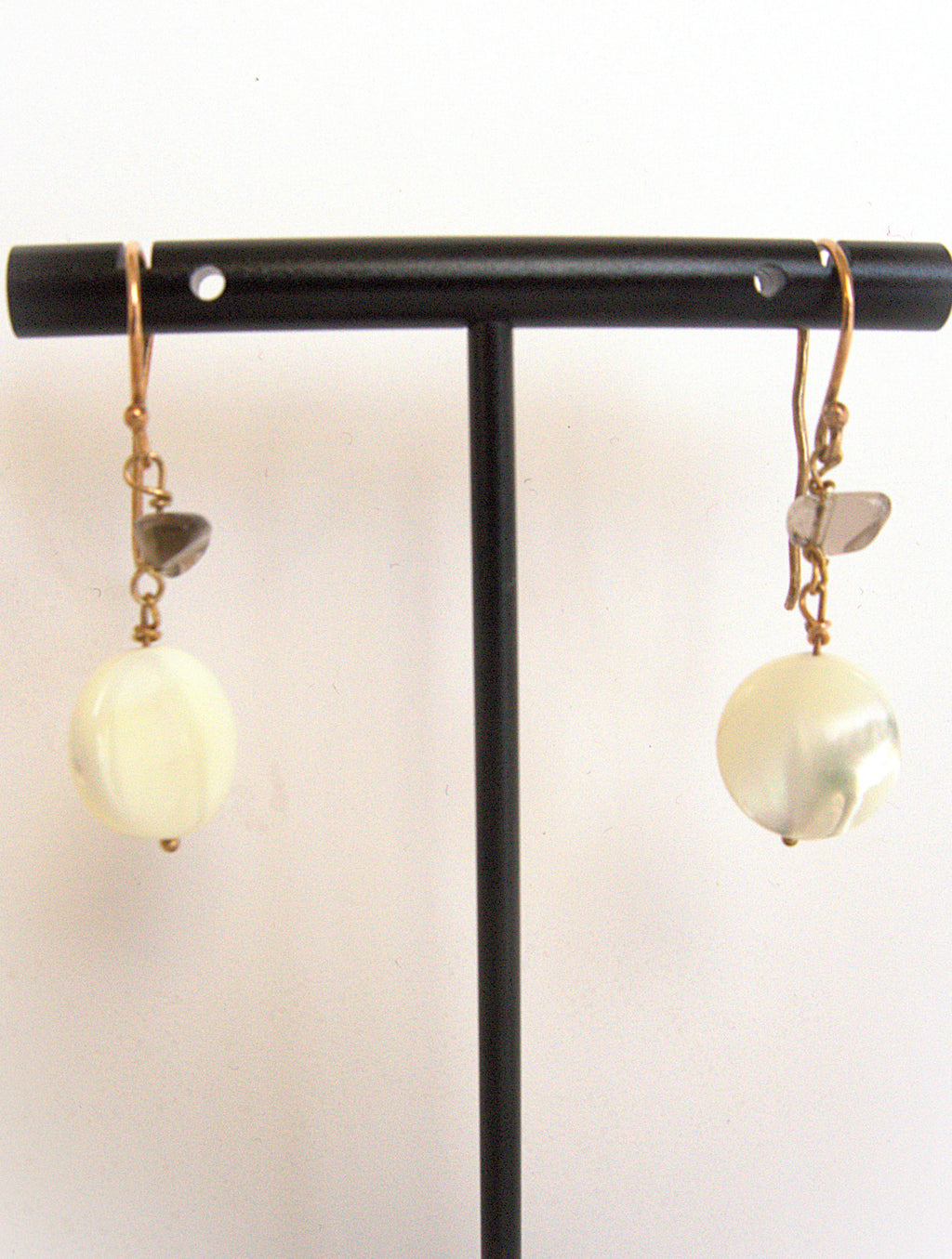 Orecchini pendenti a due pietre - madreperla e quarzo fumè