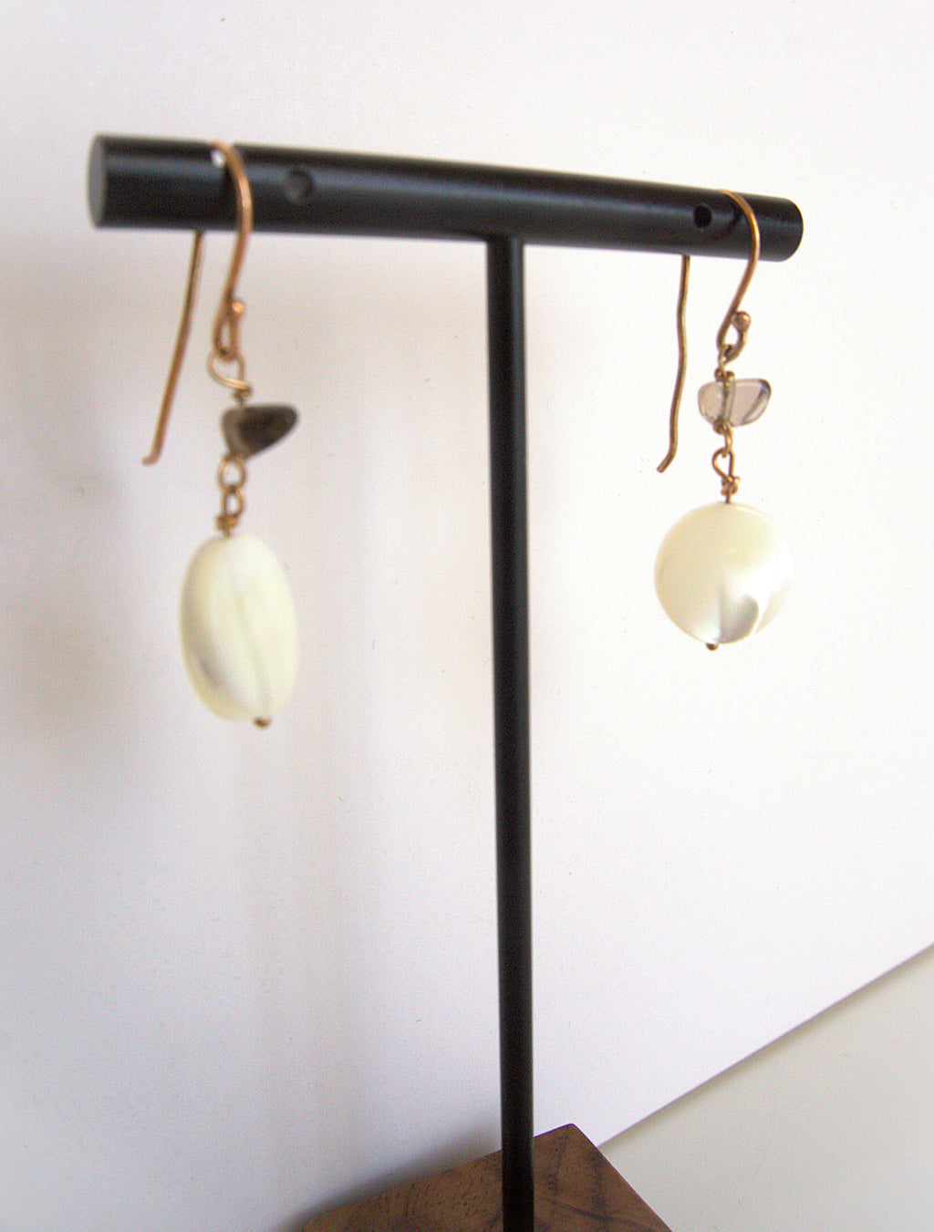 Orecchini pendenti a due pietre - madreperla e quarzo fumè