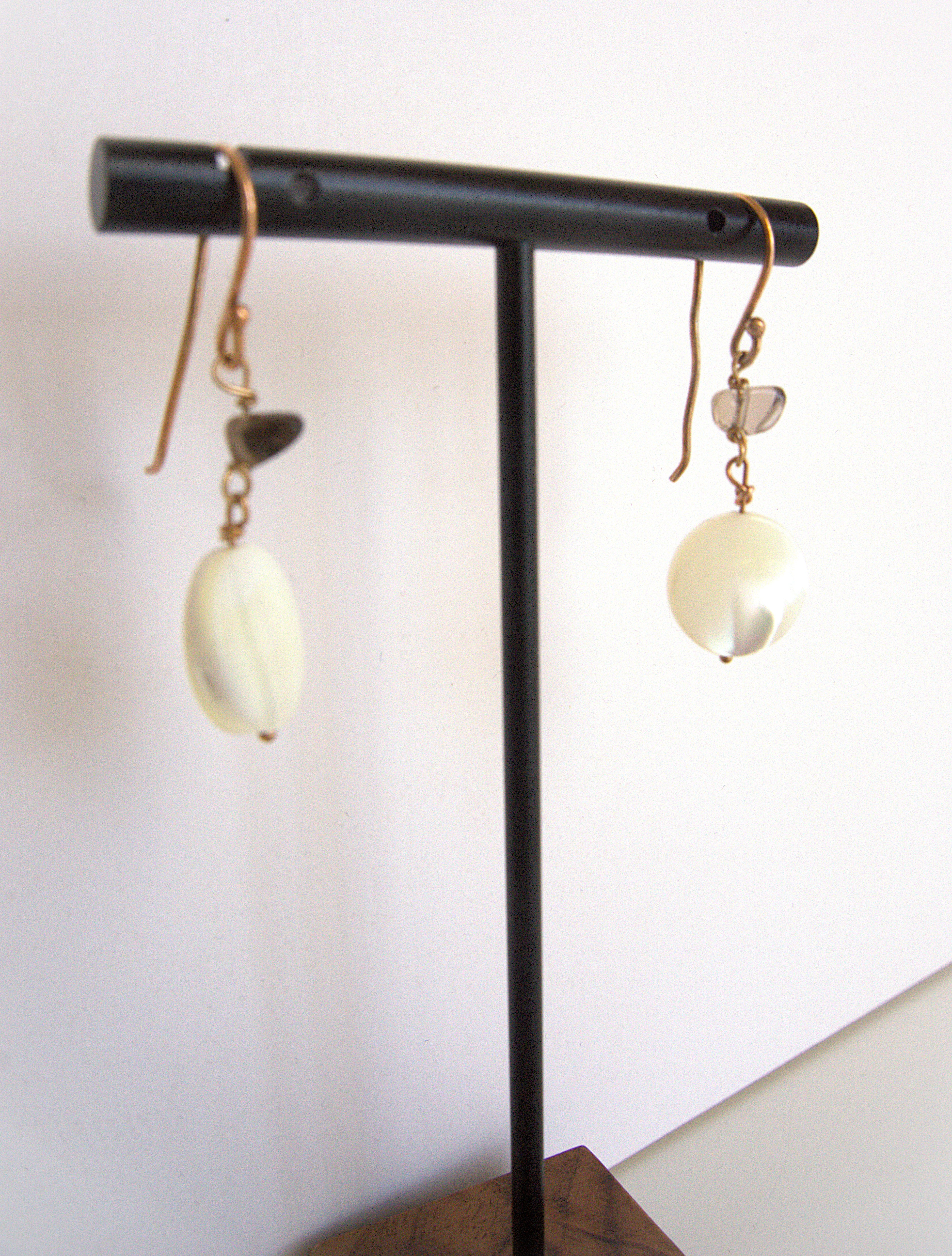 Orecchini pendenti a due pietre - madreperla e quarzo fumè