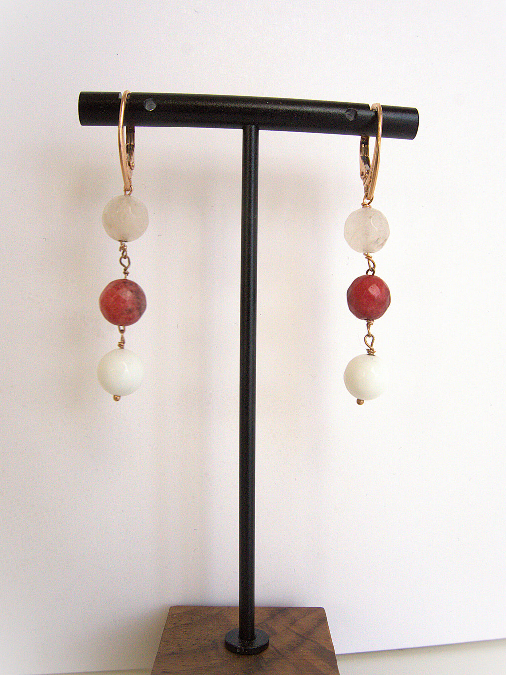 Orecchini rosario - quarzo rosa, radice di rubino e agata bianca