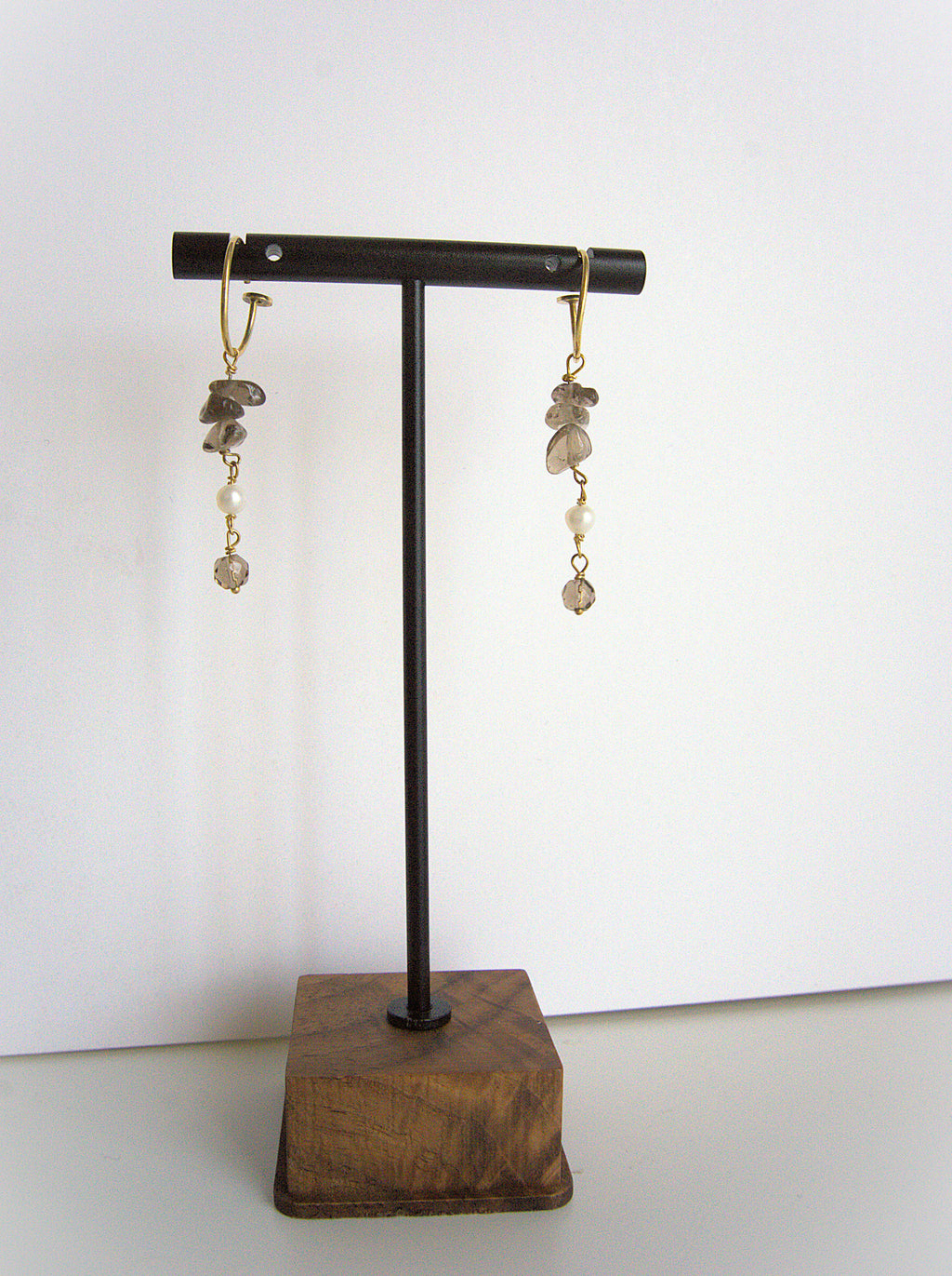 Orecchini cerchietto a tre pietre - quarzo fumè e perla di fiume