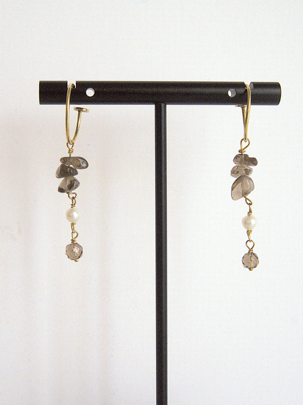 Orecchini cerchietto a tre pietre - quarzo fumè e perla di fiume