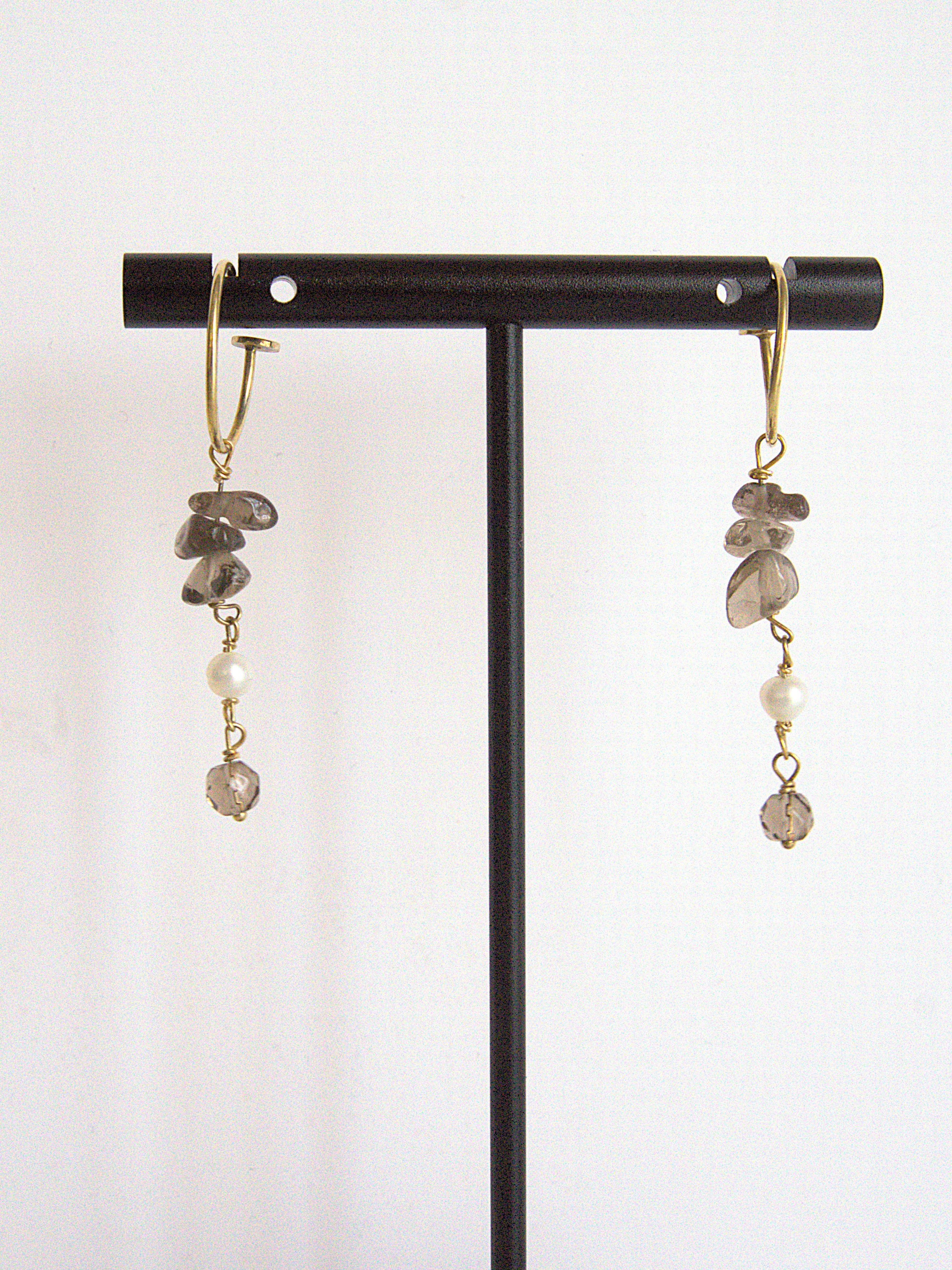 Orecchini cerchietto a tre pietre - quarzo fumè e perla di fiume