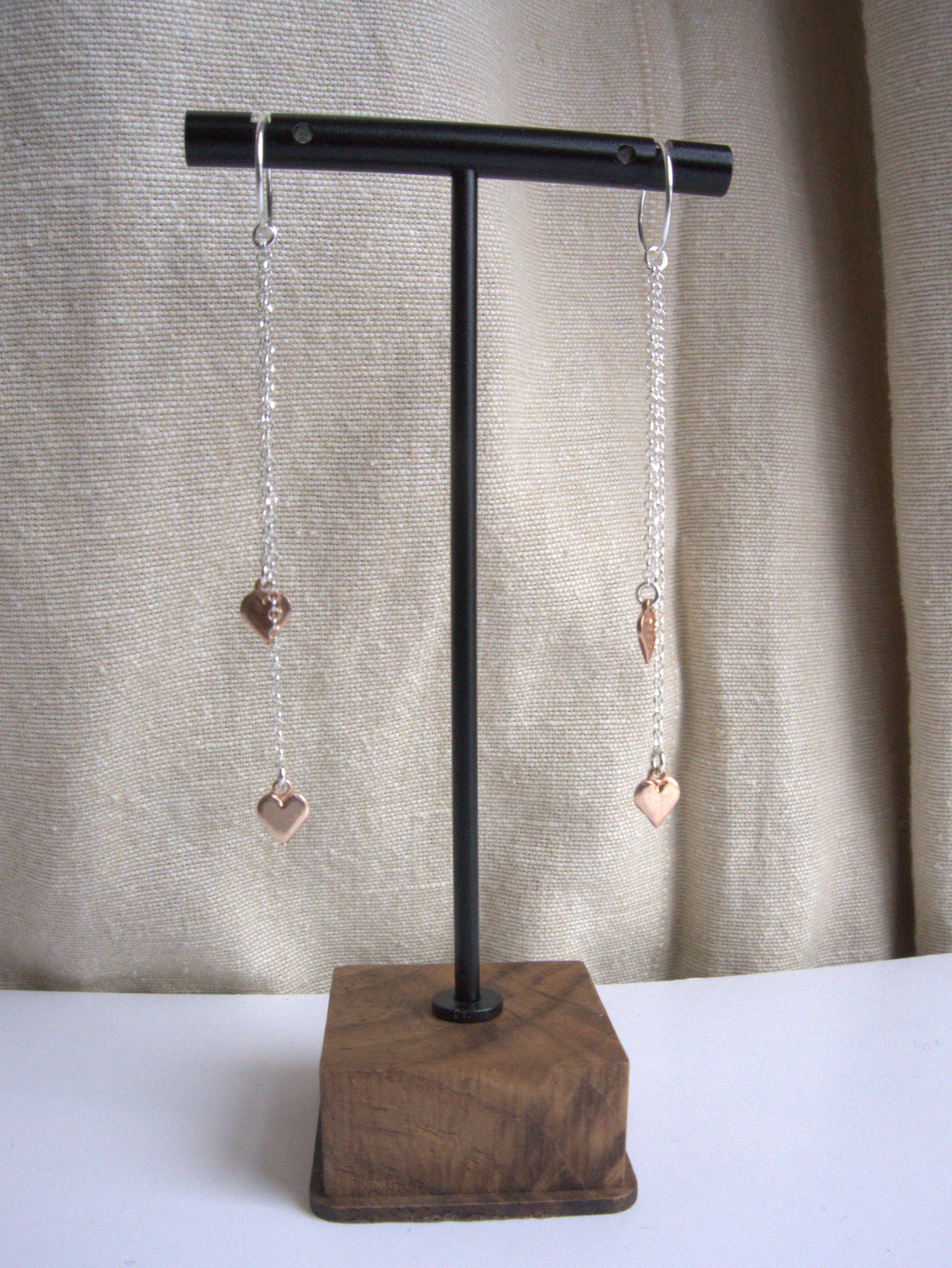 Orecchini cerchio micro con mini cuori pendenti - bicolore