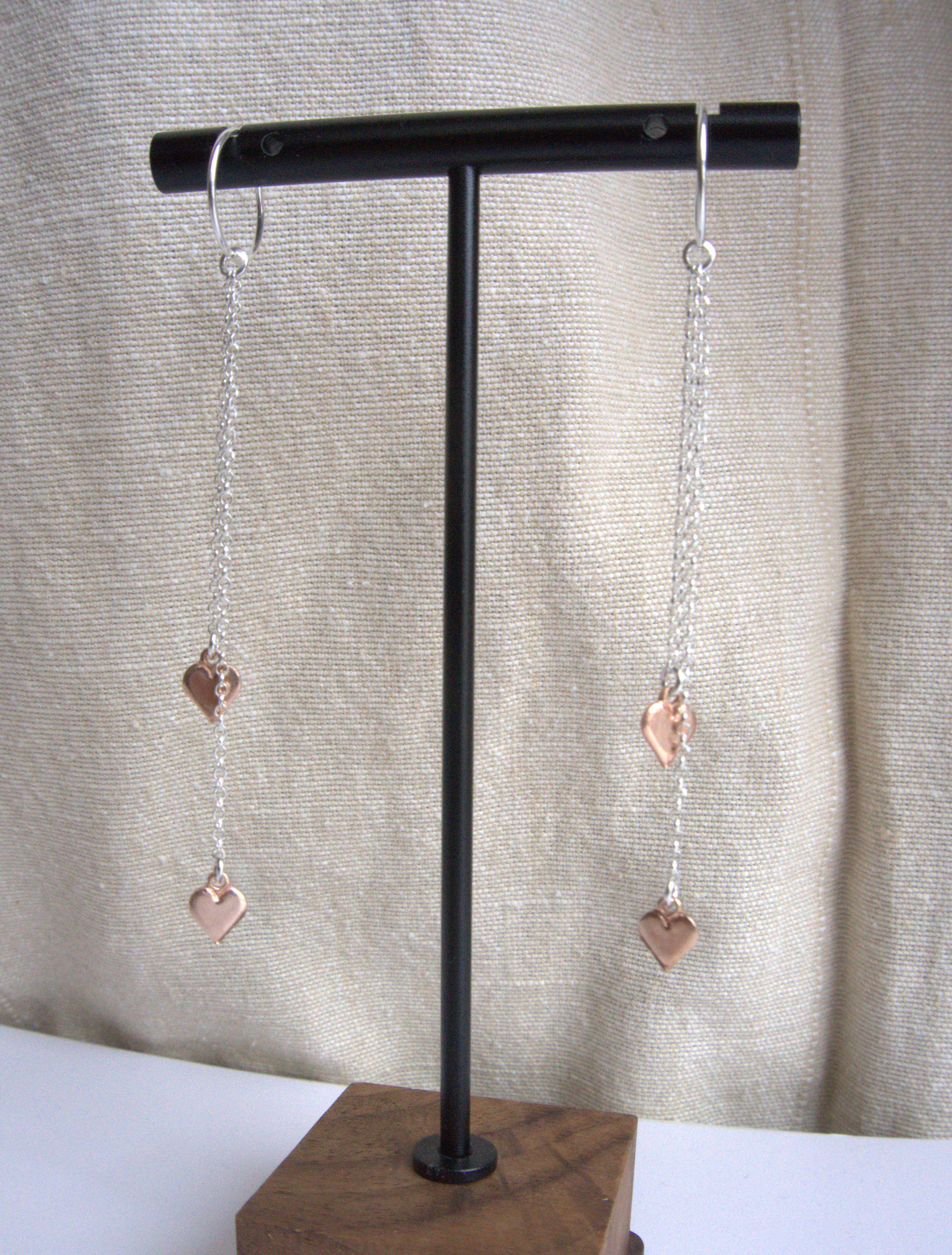 Orecchini cerchio micro con mini cuori pendenti - bicolore