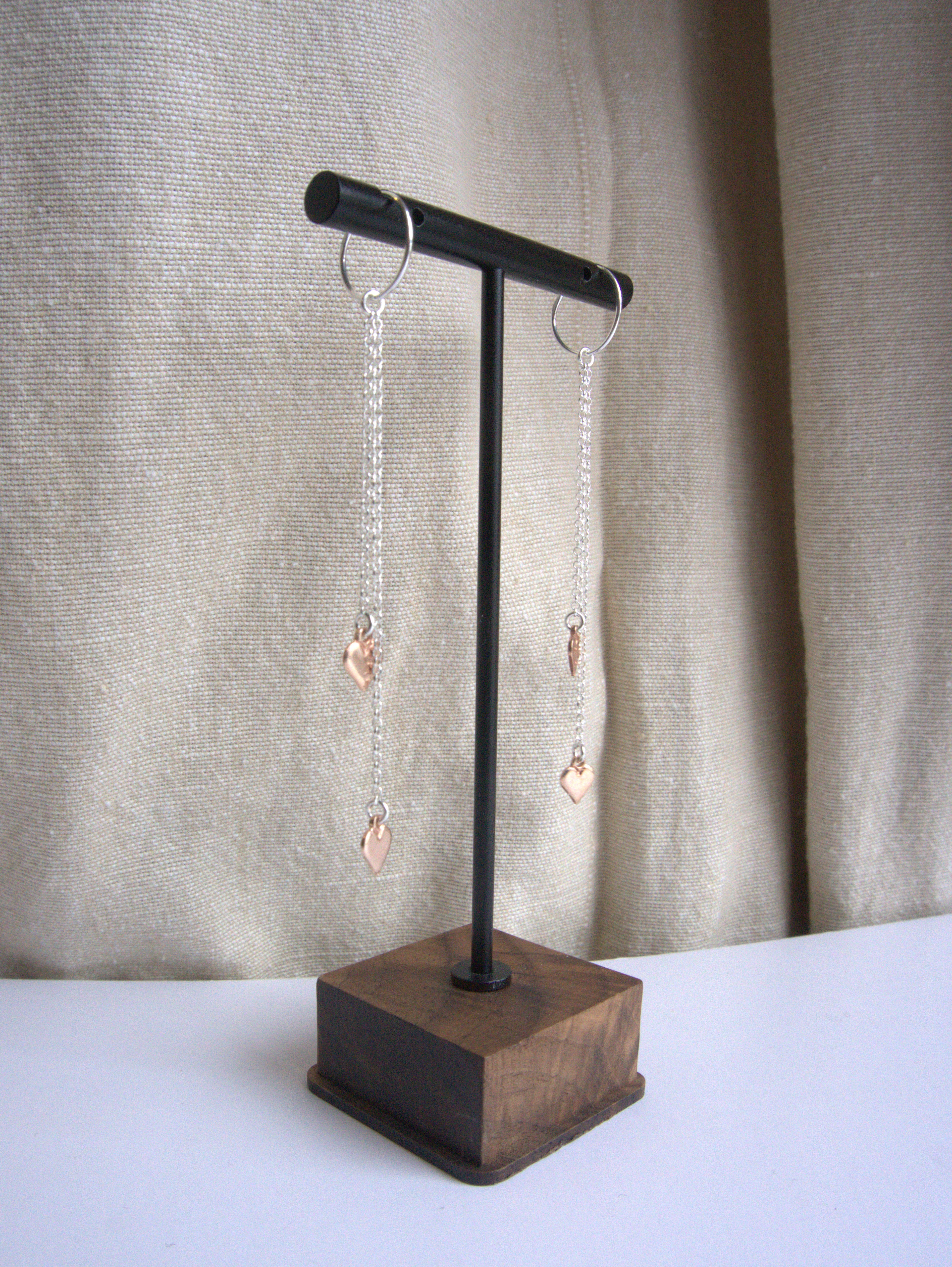 Orecchini cerchio micro con mini cuori pendenti - bicolore