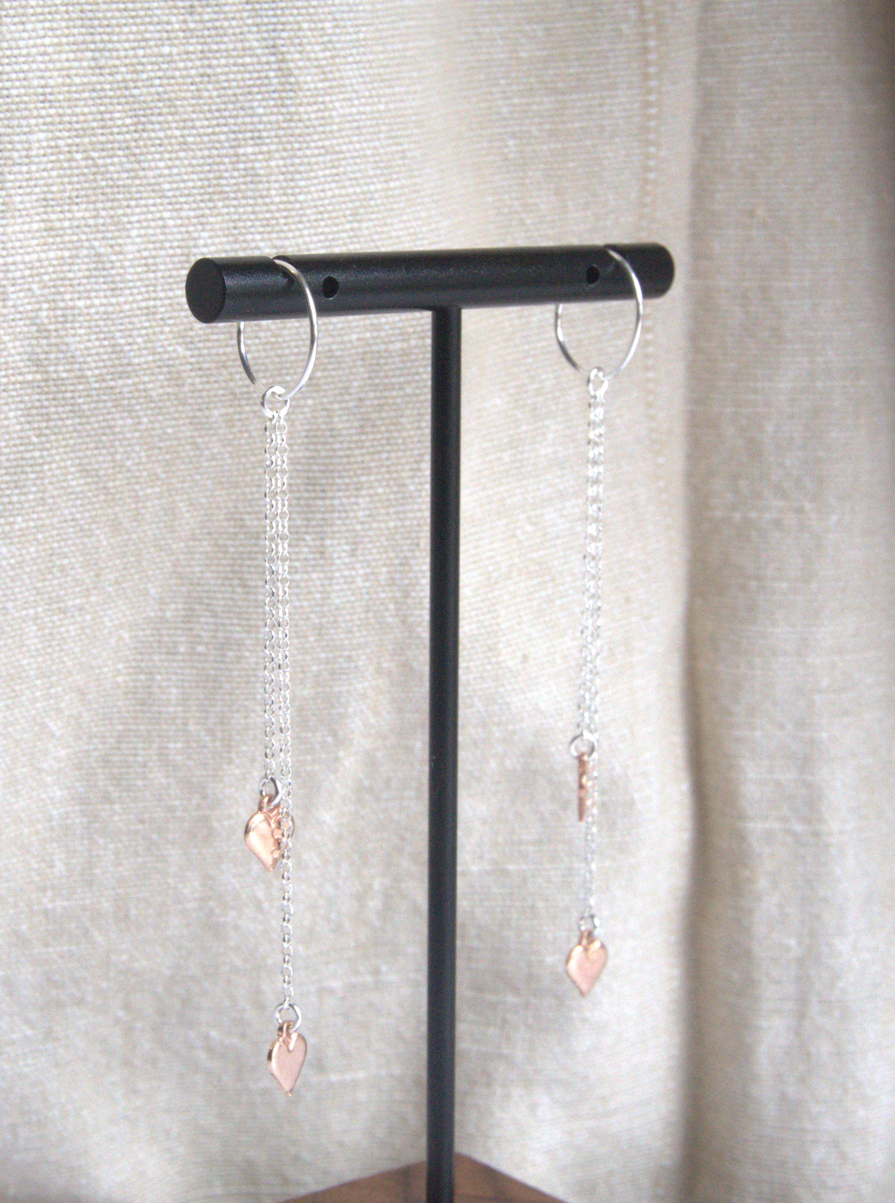 Orecchini cerchio micro con mini cuori pendenti - bicolore