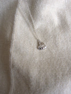 Collana con cuore liscio e zirconi trasparenti - argento bianco