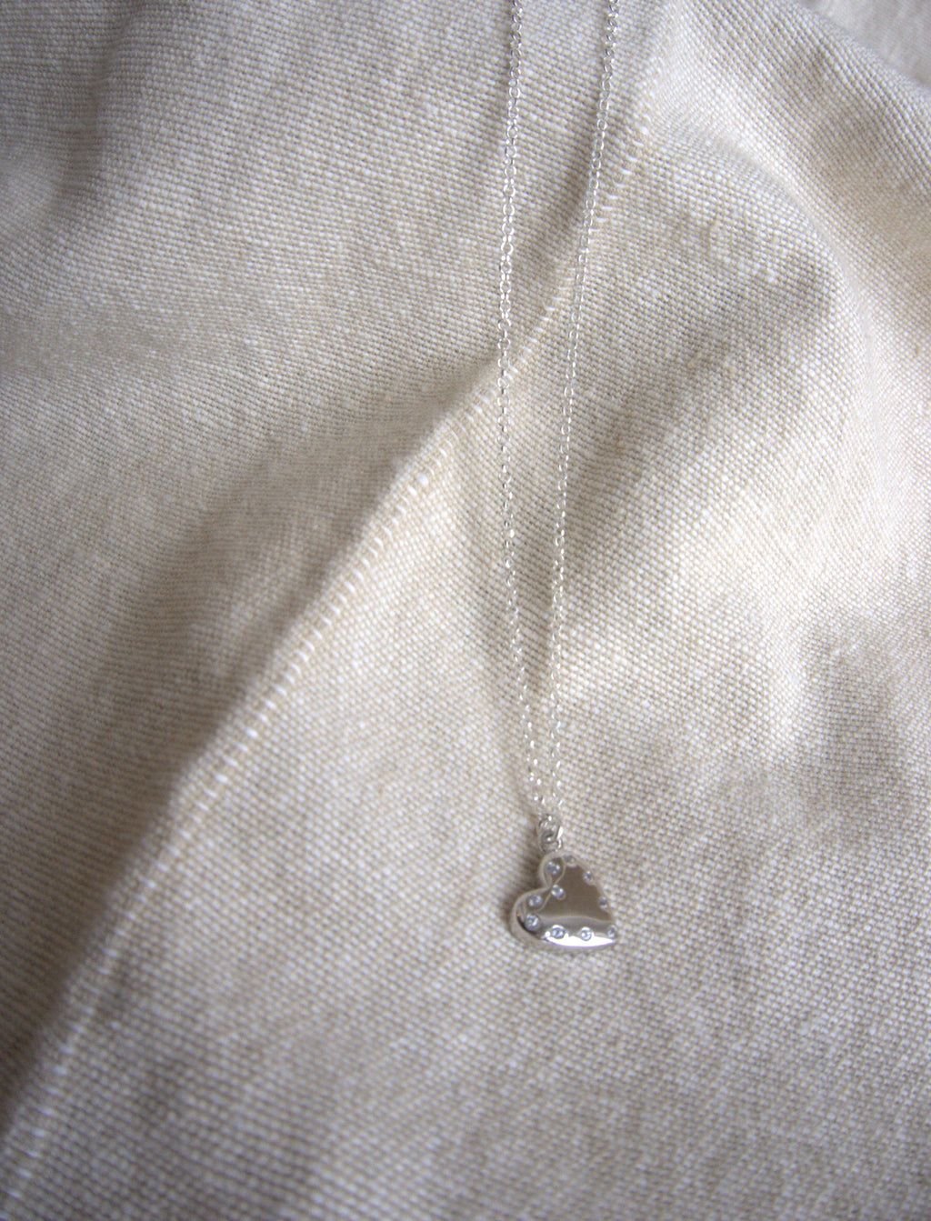 Collana con cuore liscio e zirconi trasparenti - argento bianco