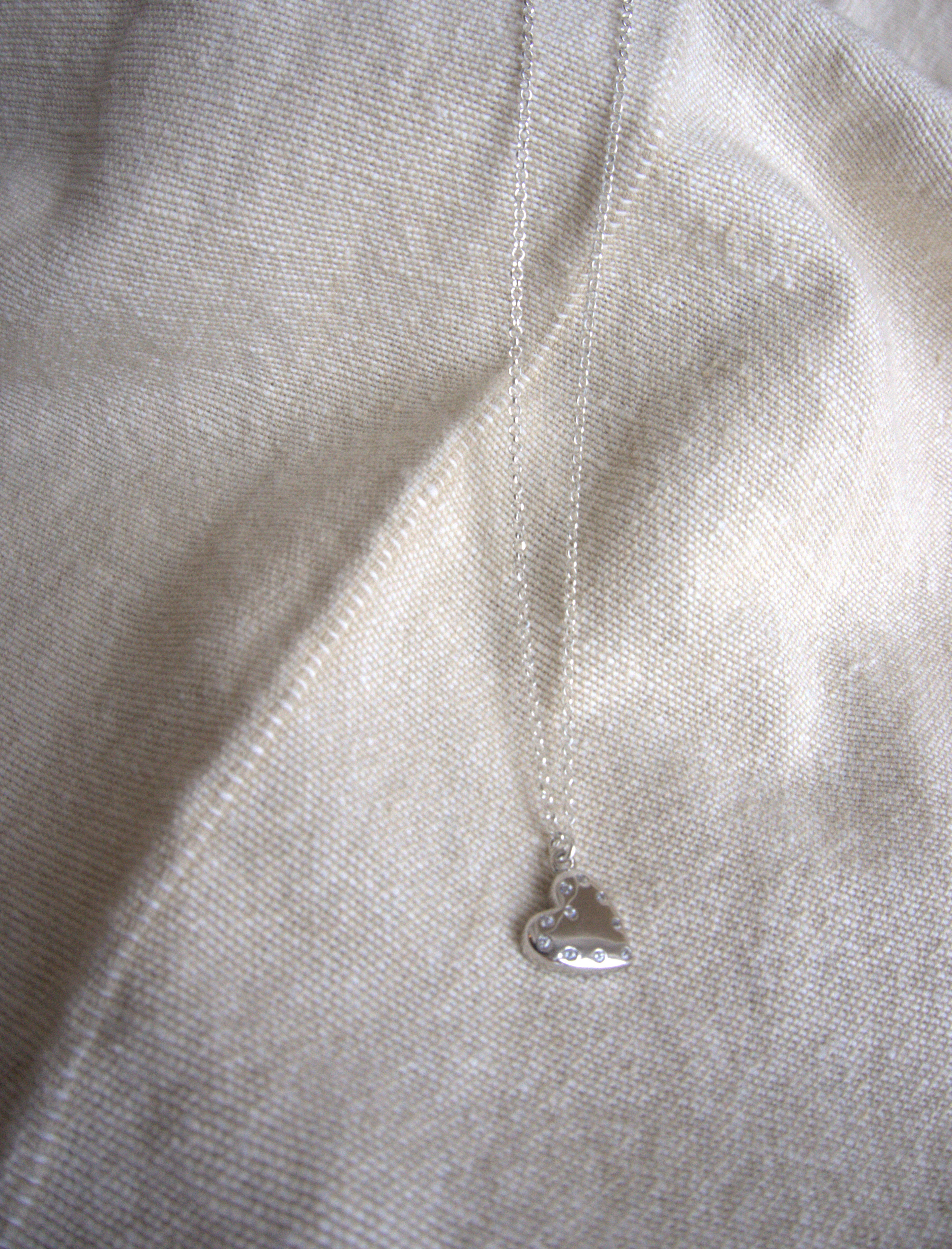 Collana con cuore liscio e zirconi trasparenti - argento bianco