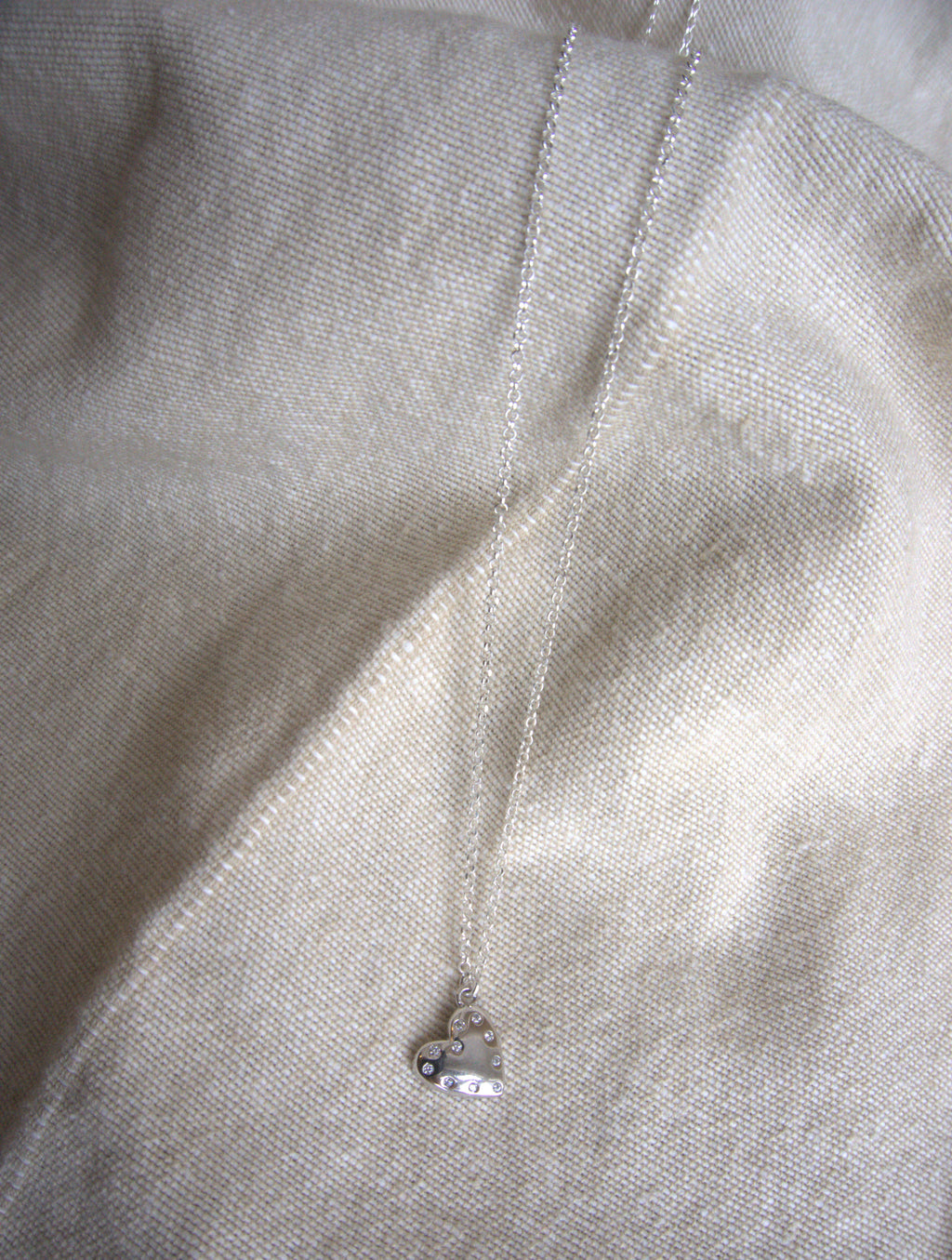 Collana con cuore liscio e zirconi trasparenti - argento bianco