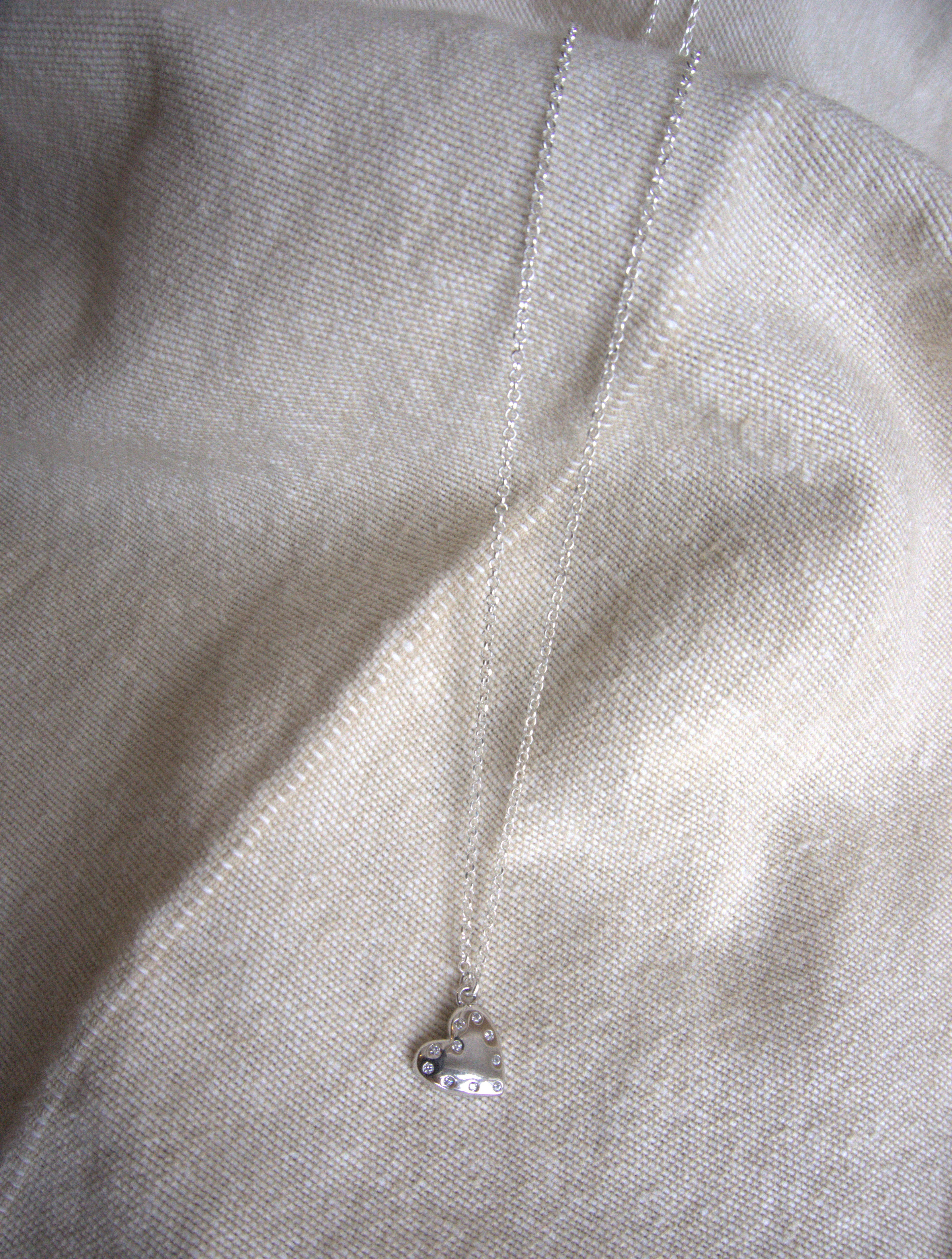 Collana con cuore liscio e zirconi trasparenti - argento bianco