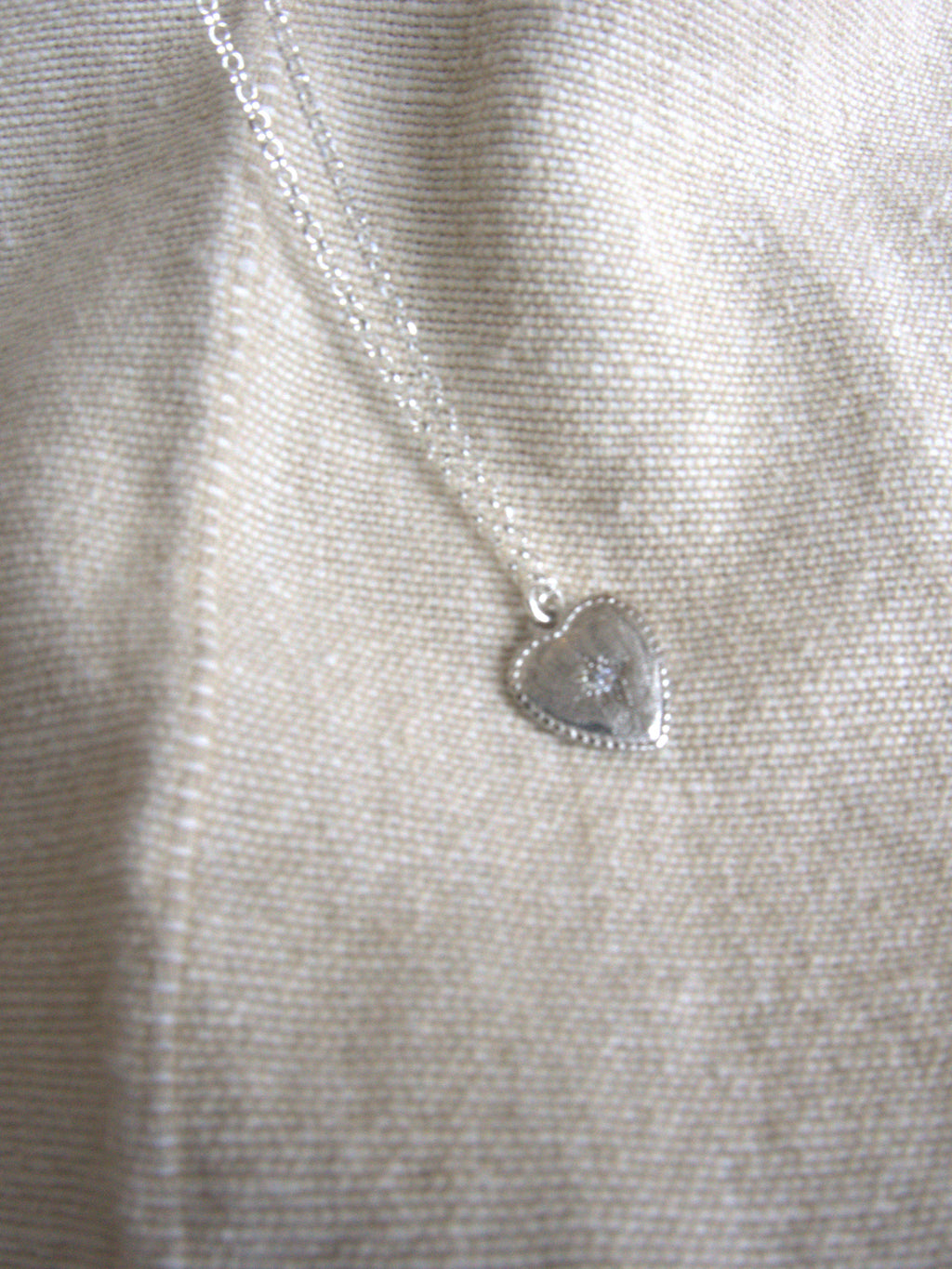 Collana con cuore graffiato e zircone trasparente - argento bianco