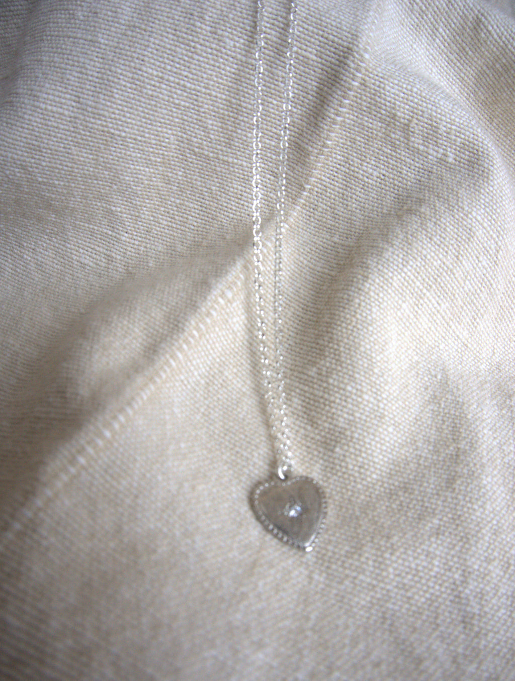 Collana con cuore graffiato e zircone trasparente - argento bianco
