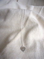 Collana con cuore graffiato e zircone trasparente - argento bianco