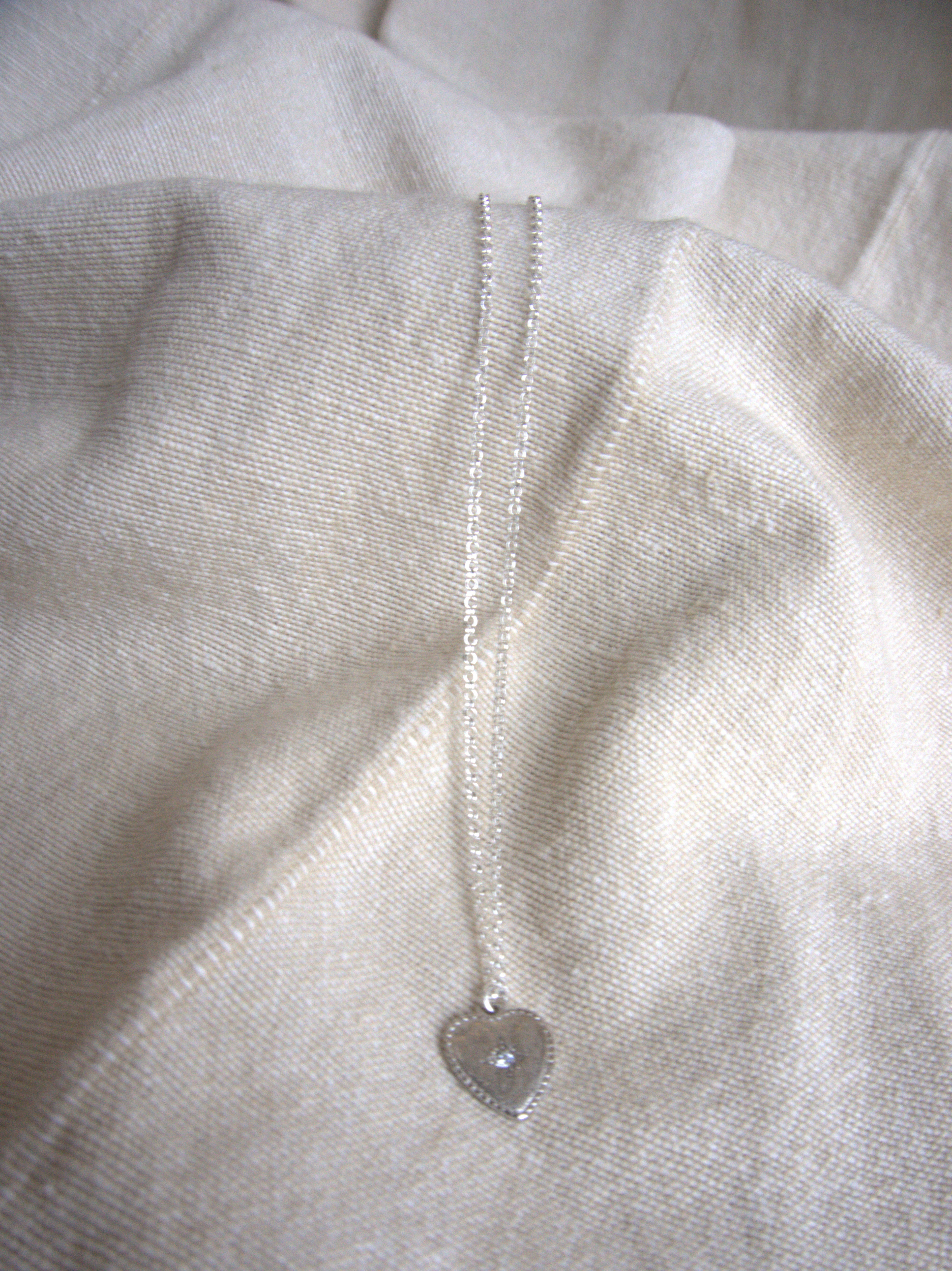 Collana con cuore graffiato e zircone trasparente - argento bianco