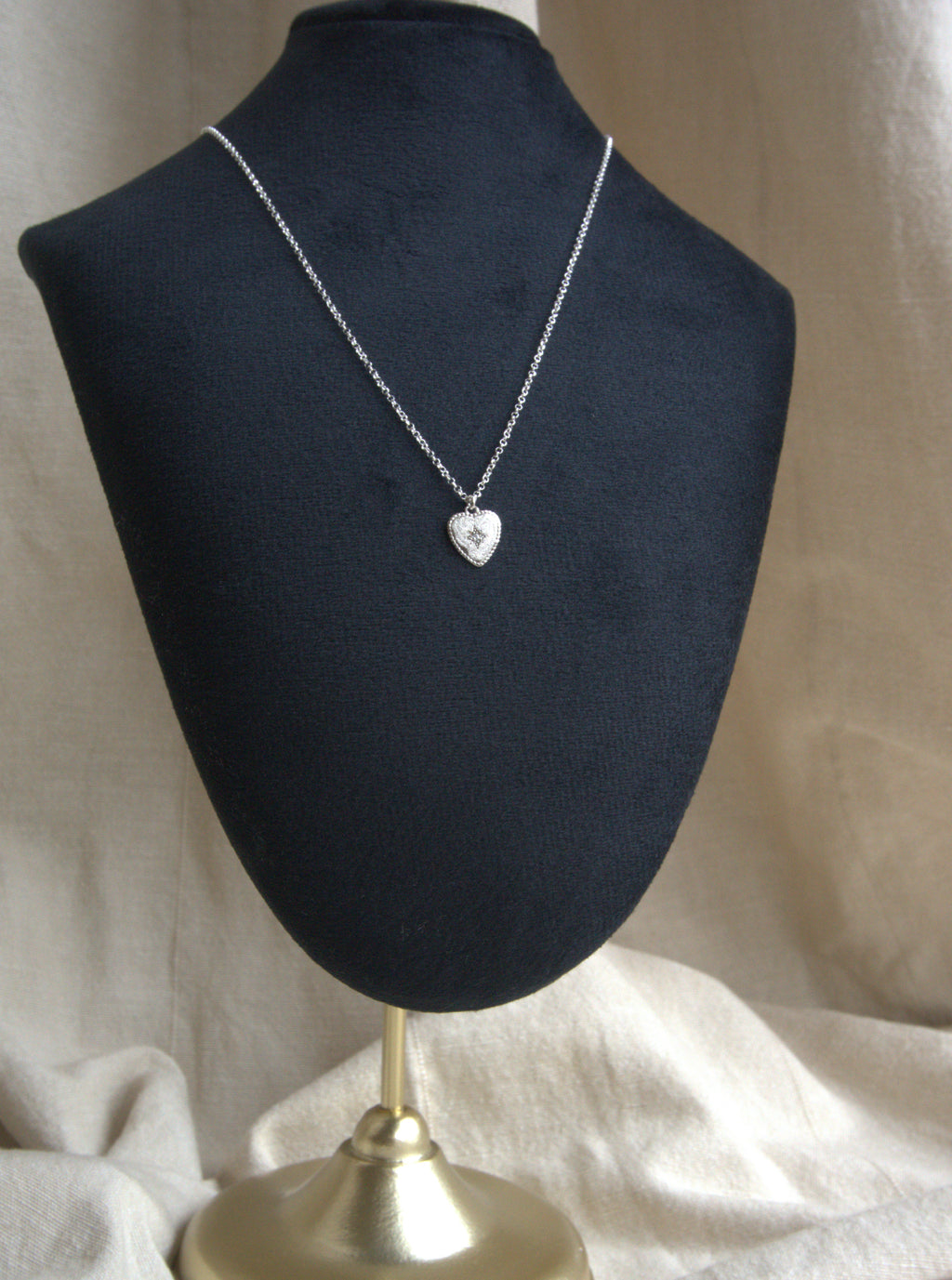 Collana con cuore graffiato e zircone trasparente - argento bianco