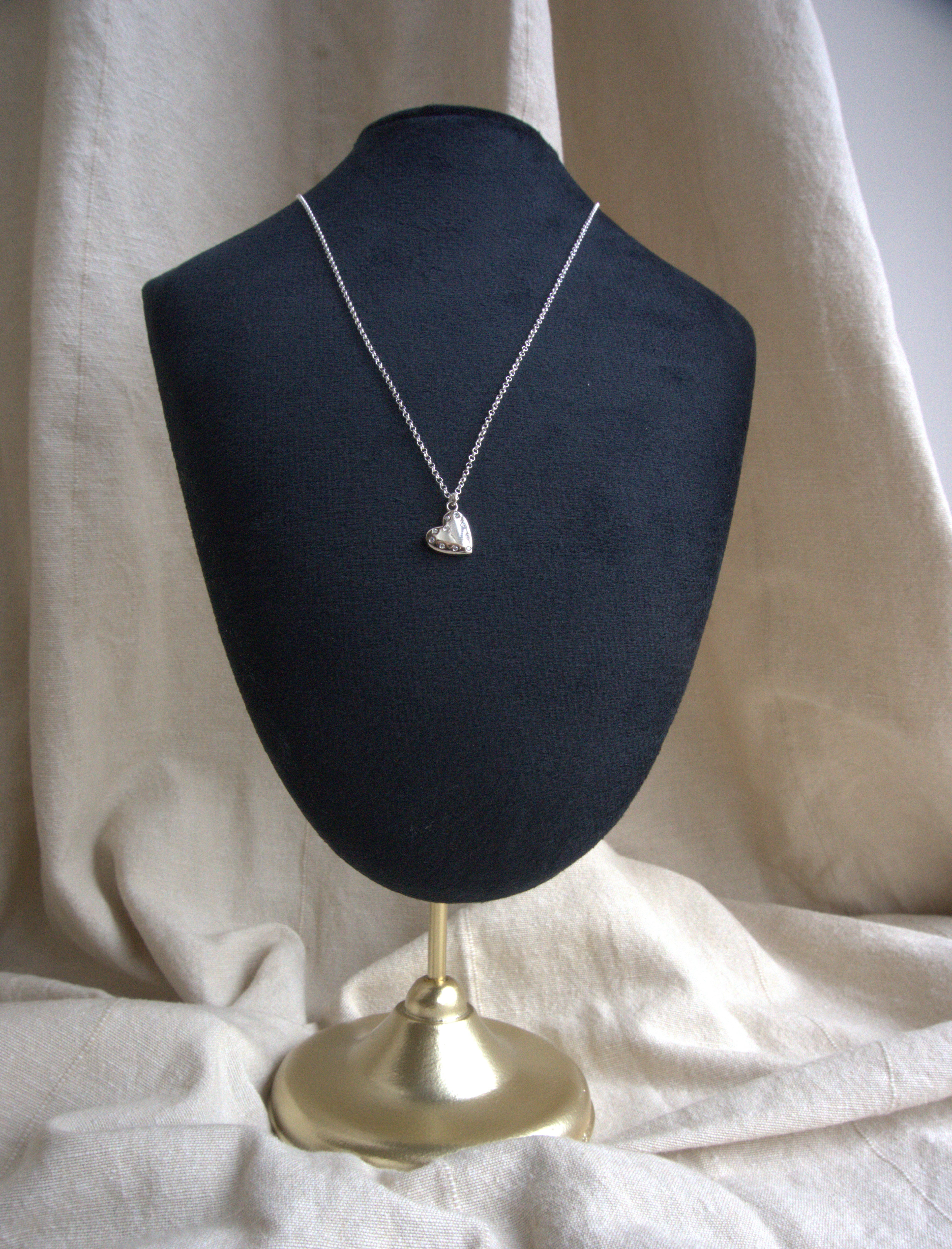 Collana con cuore liscio e zirconi trasparenti - argento bianco