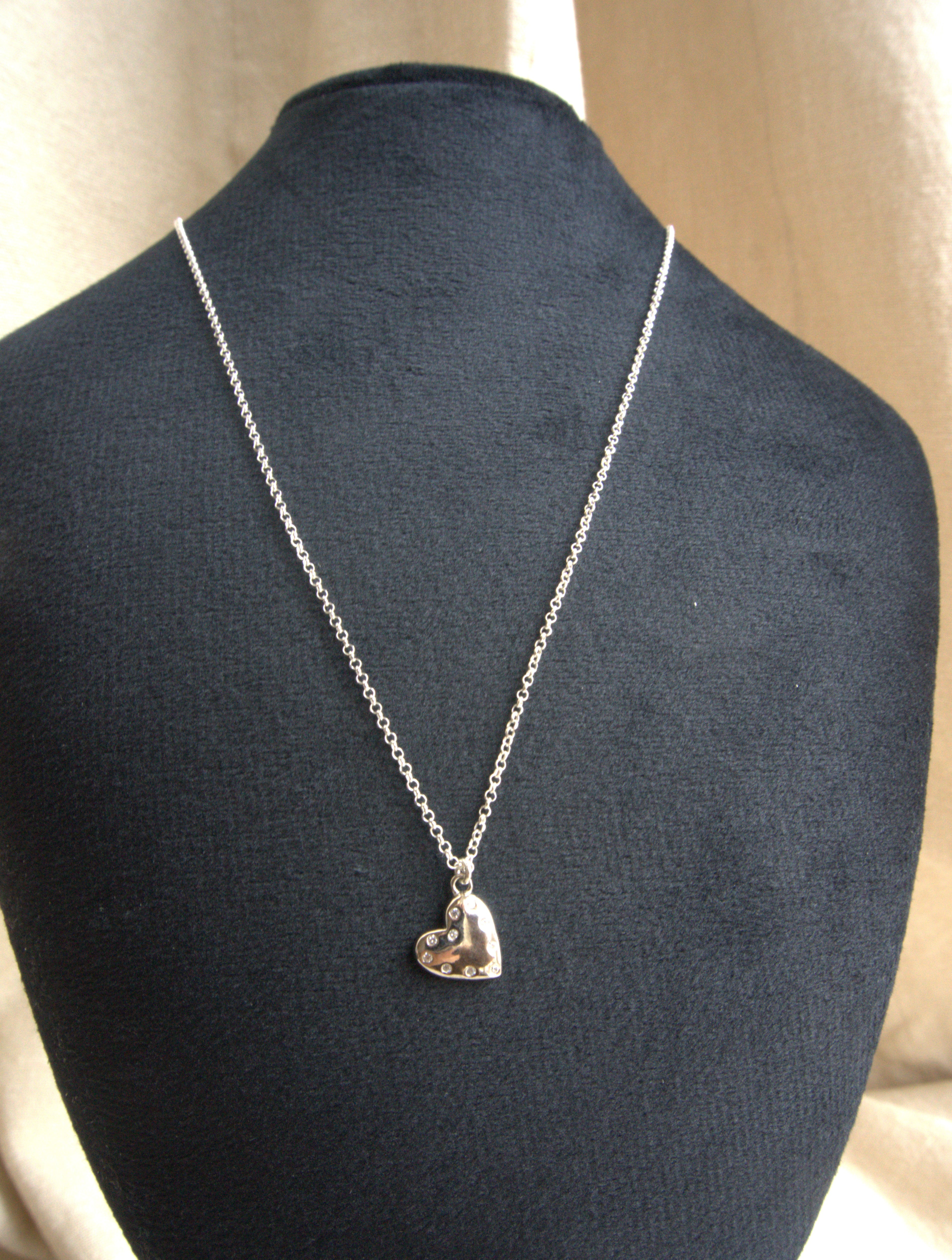 Collana con cuore liscio e zirconi trasparenti - argento bianco