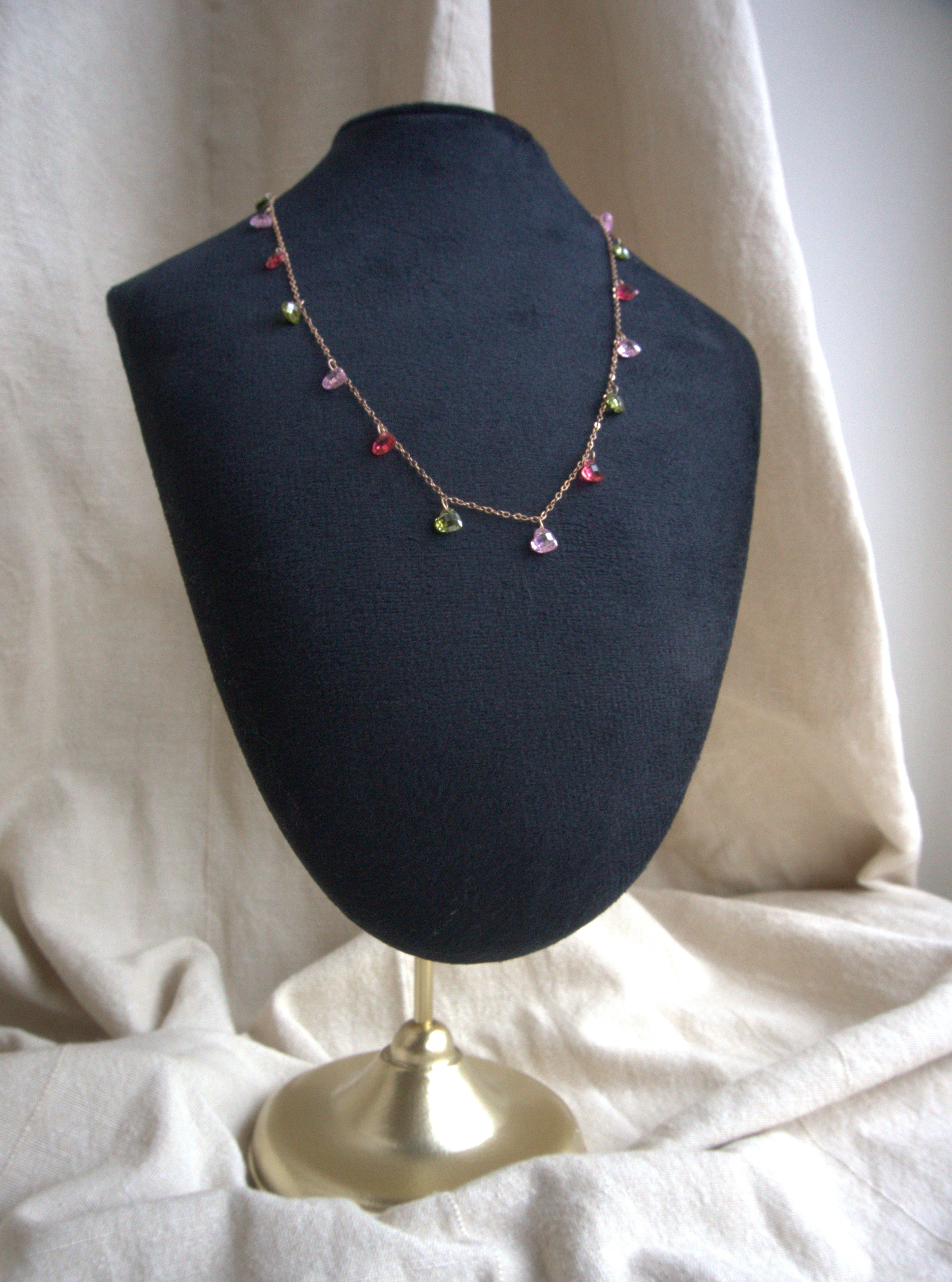 Collana girocollo Ciondolini con cuori di zirconi multicolor rosa, rossi e verdi - oro rosa
