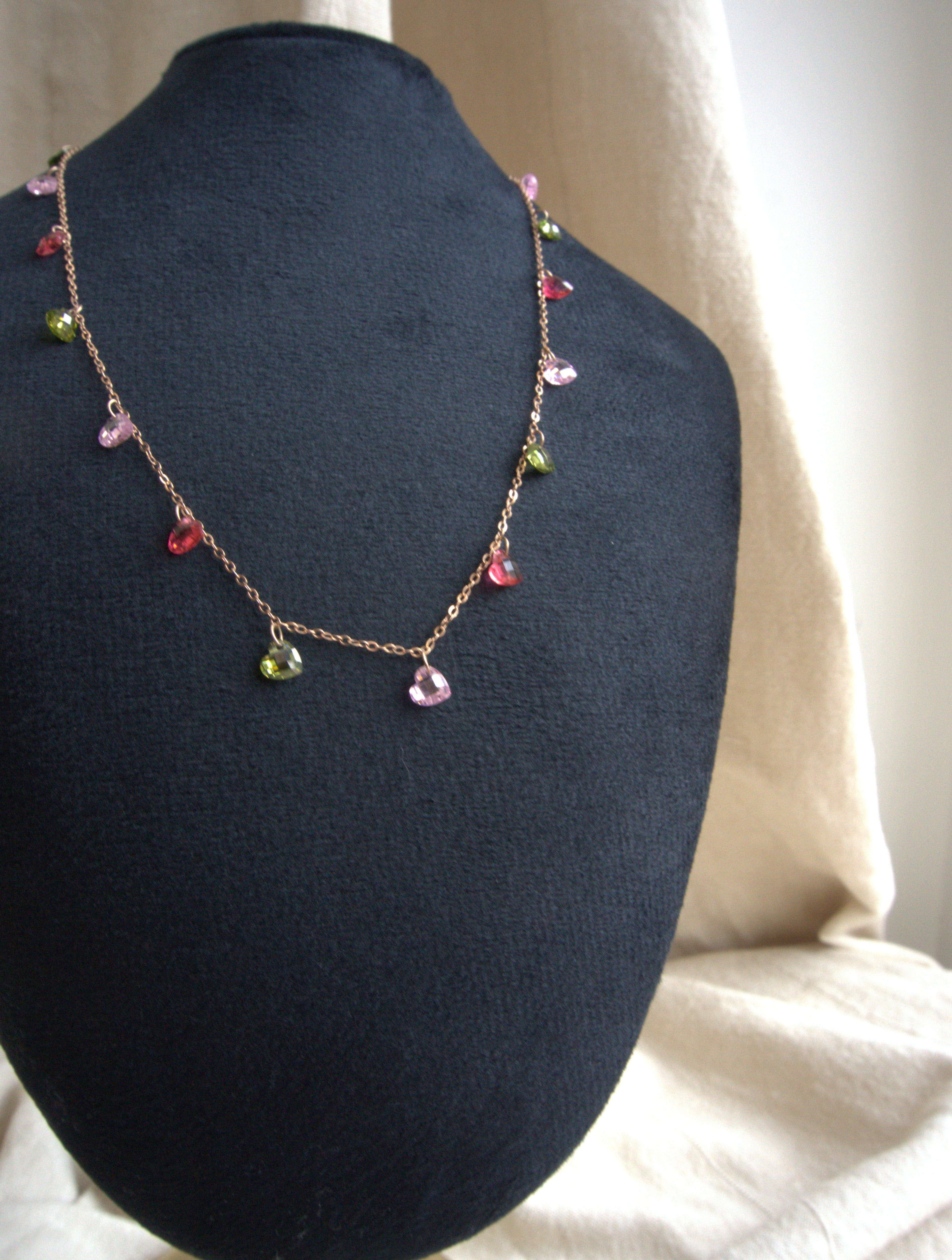 Collana girocollo Ciondolini con cuori di zirconi multicolor rosa, rossi e verdi - oro rosa