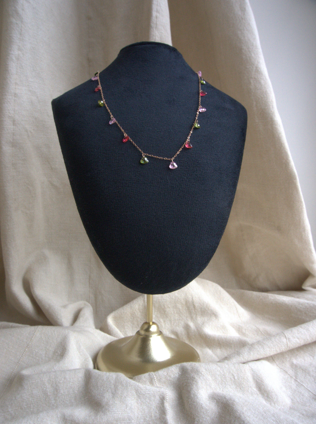 Collana girocollo Ciondolini con cuori di zirconi multicolor rosa, rossi e verdi - oro rosa