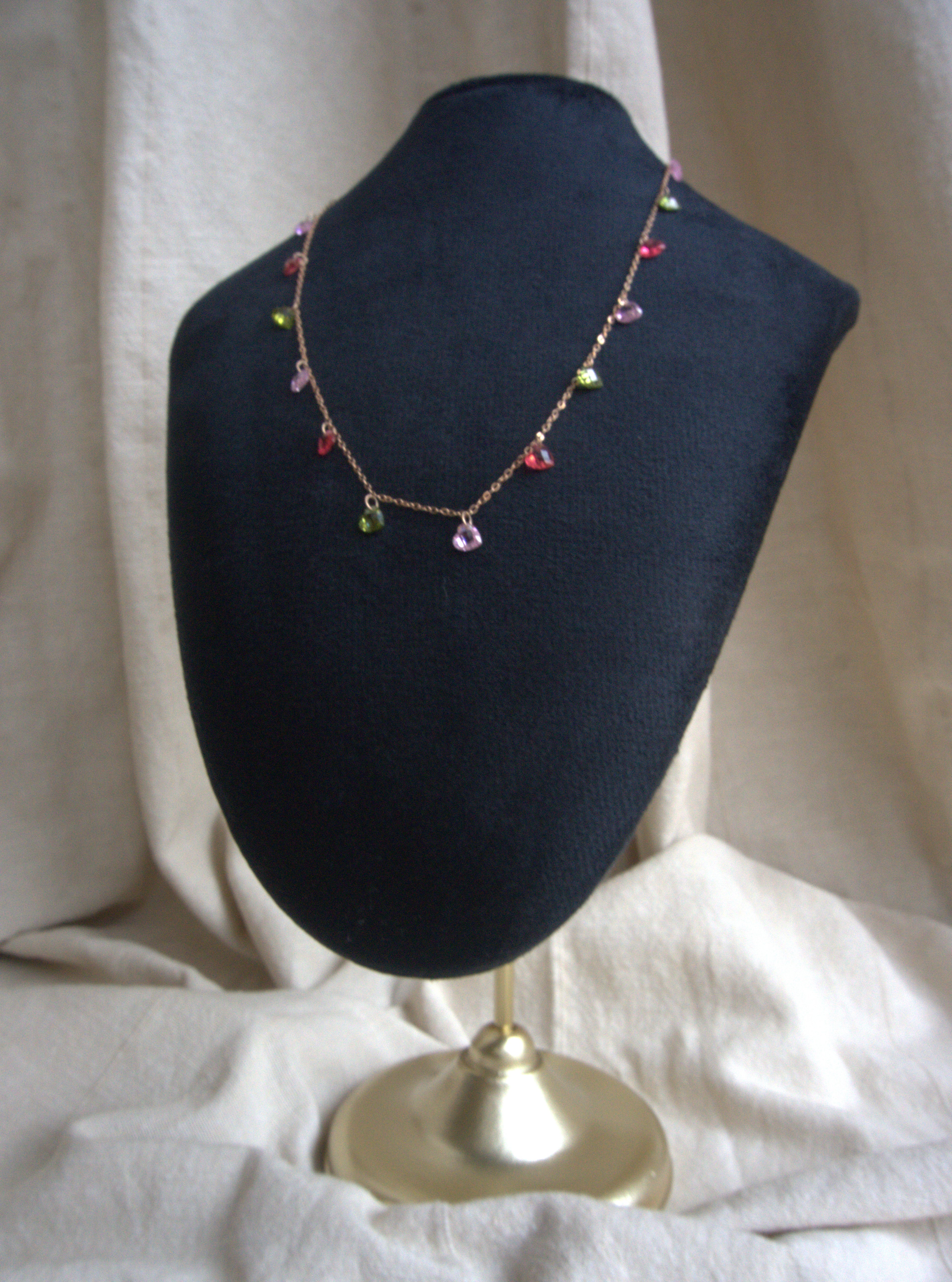 Collana girocollo Ciondolini con cuori di zirconi multicolor rosa, rossi e verdi - oro rosa