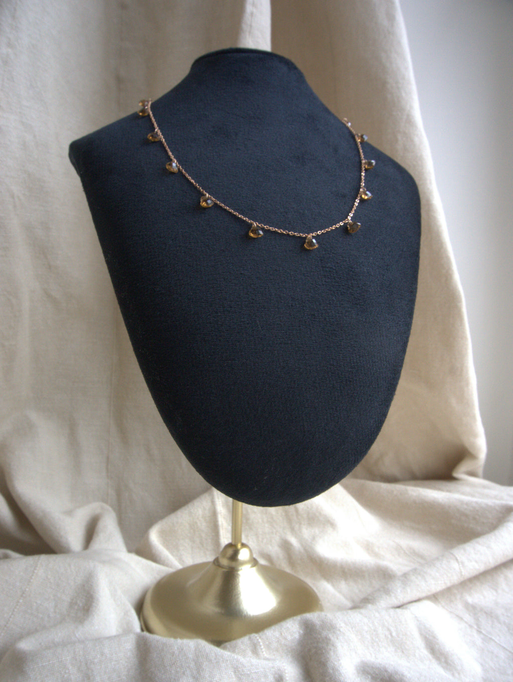 Collana girocollo Ciondolini con cuori di zirconi marroni - oro rosa