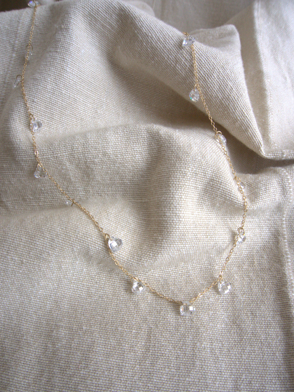 Collana girocollo Ciondolini con cuori di zirconi trasparenti - oro giallo