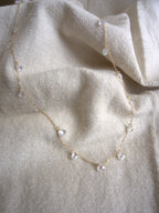 Collana girocollo Ciondolini con cuori di zirconi trasparenti - oro giallo