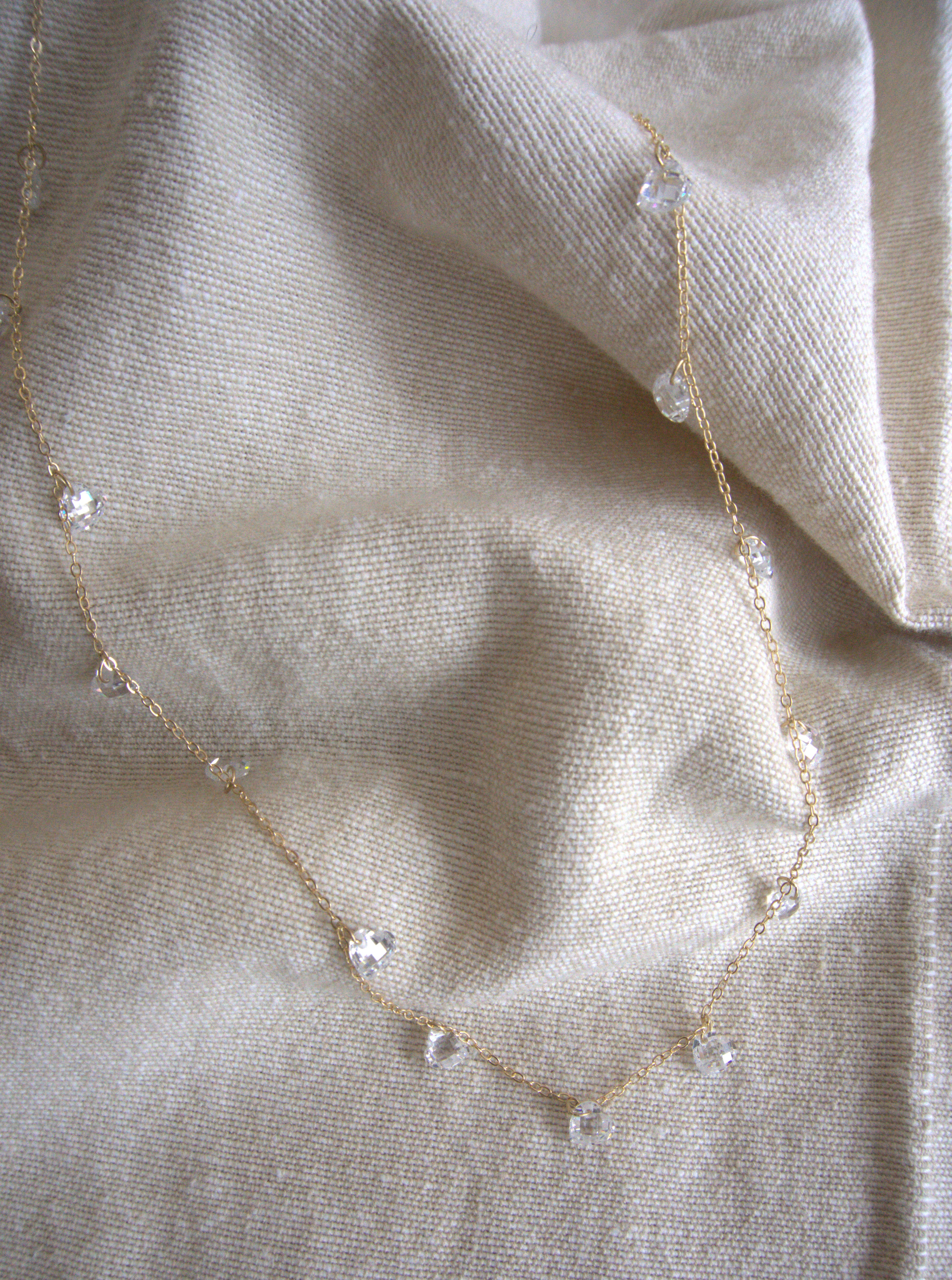 Collana girocollo Ciondolini con cuori di zirconi trasparenti - oro giallo