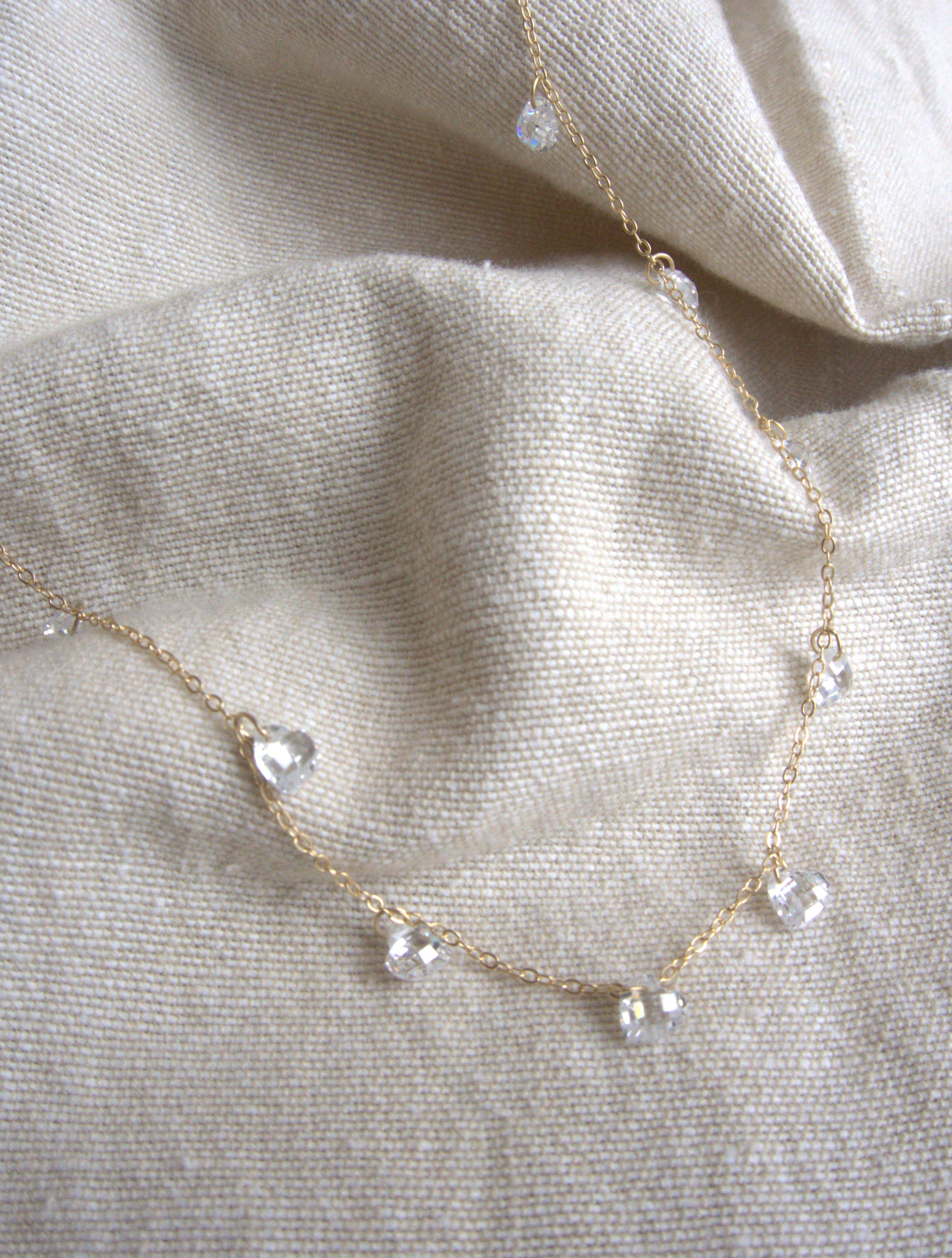 Collana girocollo Ciondolini con cuori di zirconi trasparenti - oro giallo