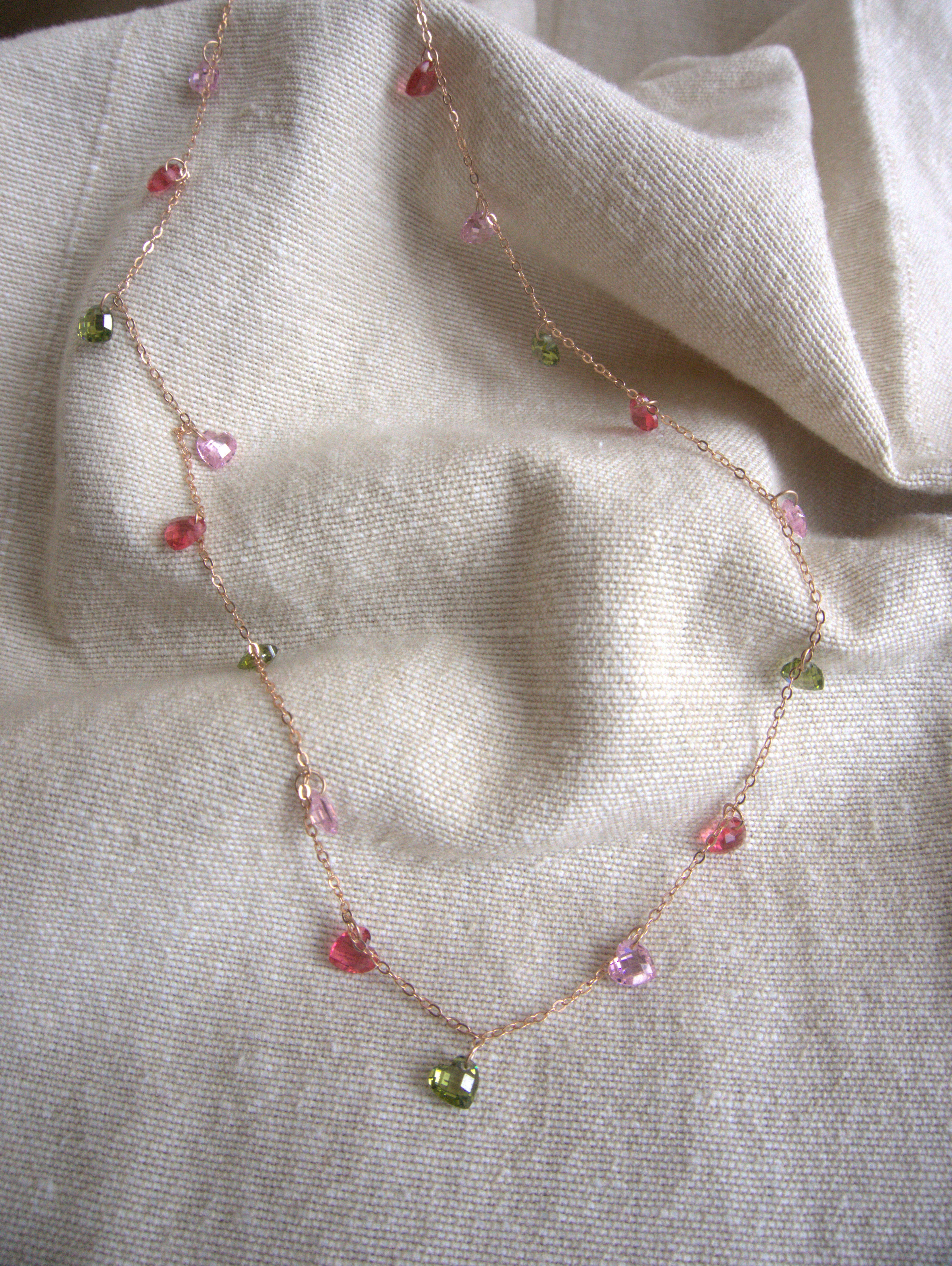 Collana girocollo Ciondolini con cuori di zirconi multicolor rosa, rossi e verdi - oro rosa